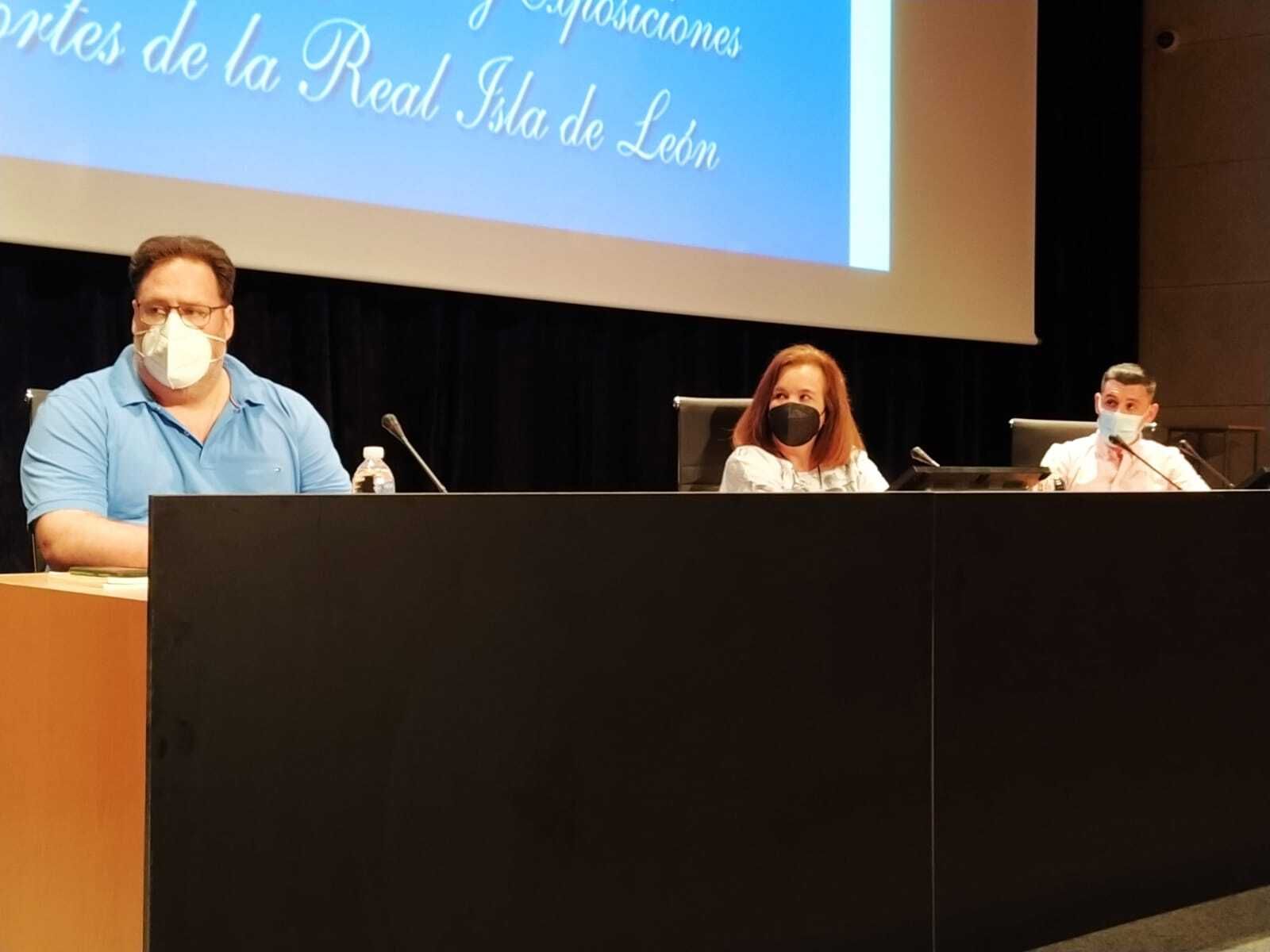 Montiel de Arnáiz, Carmen Orcero y Daniel Fopiano (de i. a d.), durante la Semana del Libro.