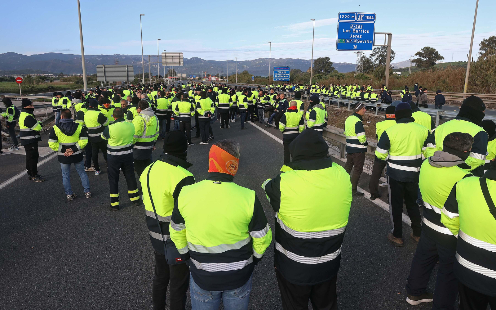 El nuevo corte de la A7 por los huelguistas de Acerinox, en imágenes