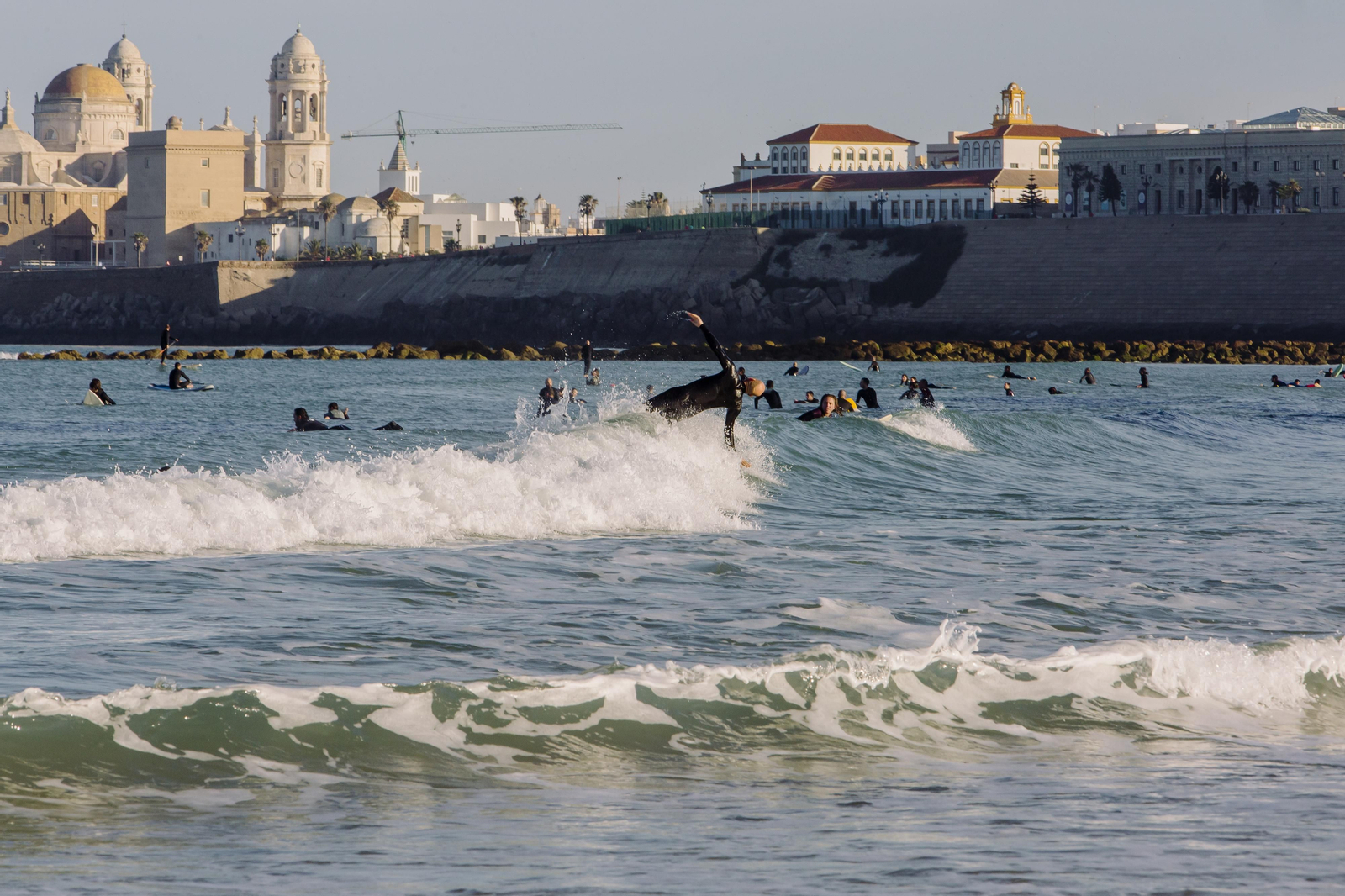 La playa de Santa María del Mar concentró a muchos surferos