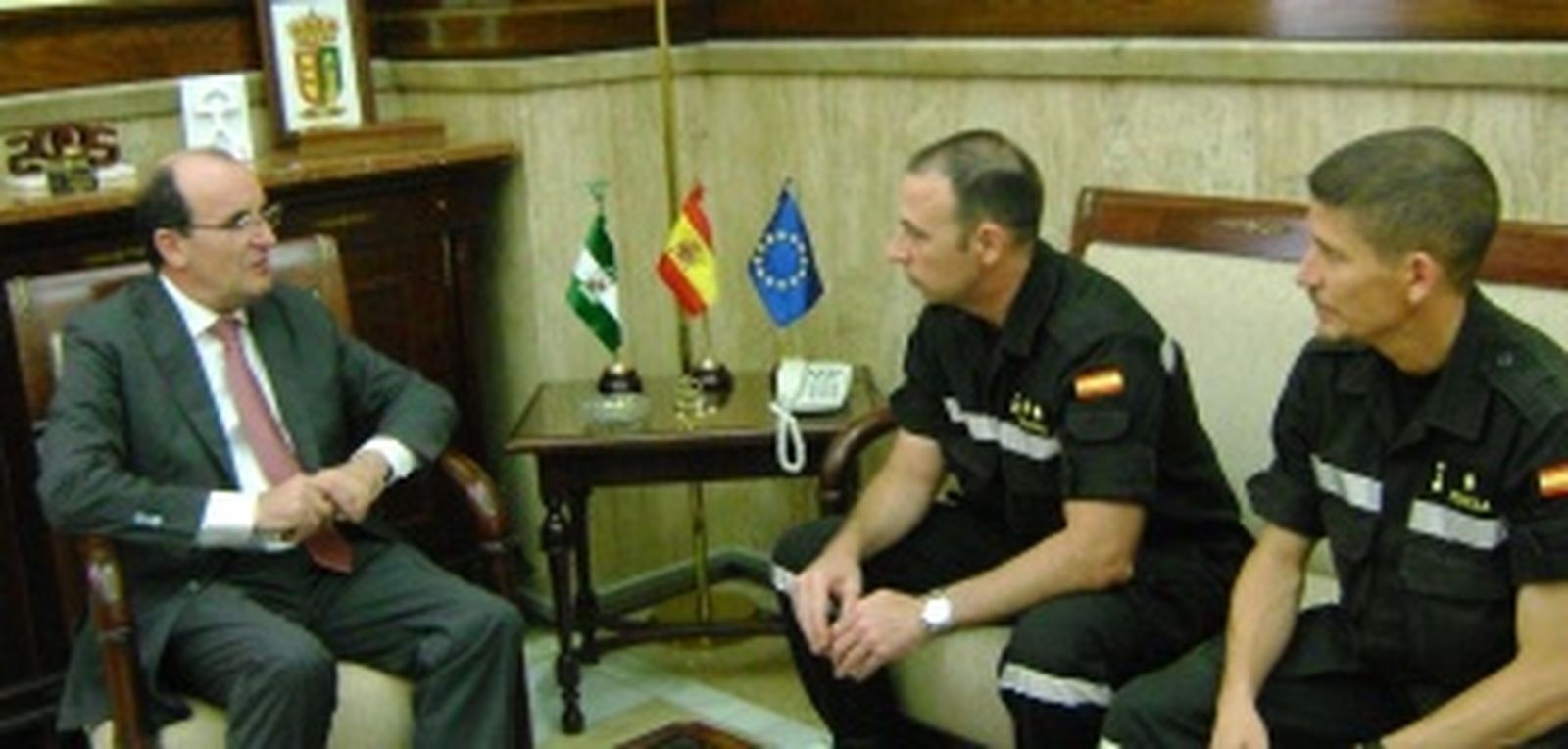 Los jefes del II Batallón de intervención en emergencias de la UME visitan al subdelegado del Gobierno