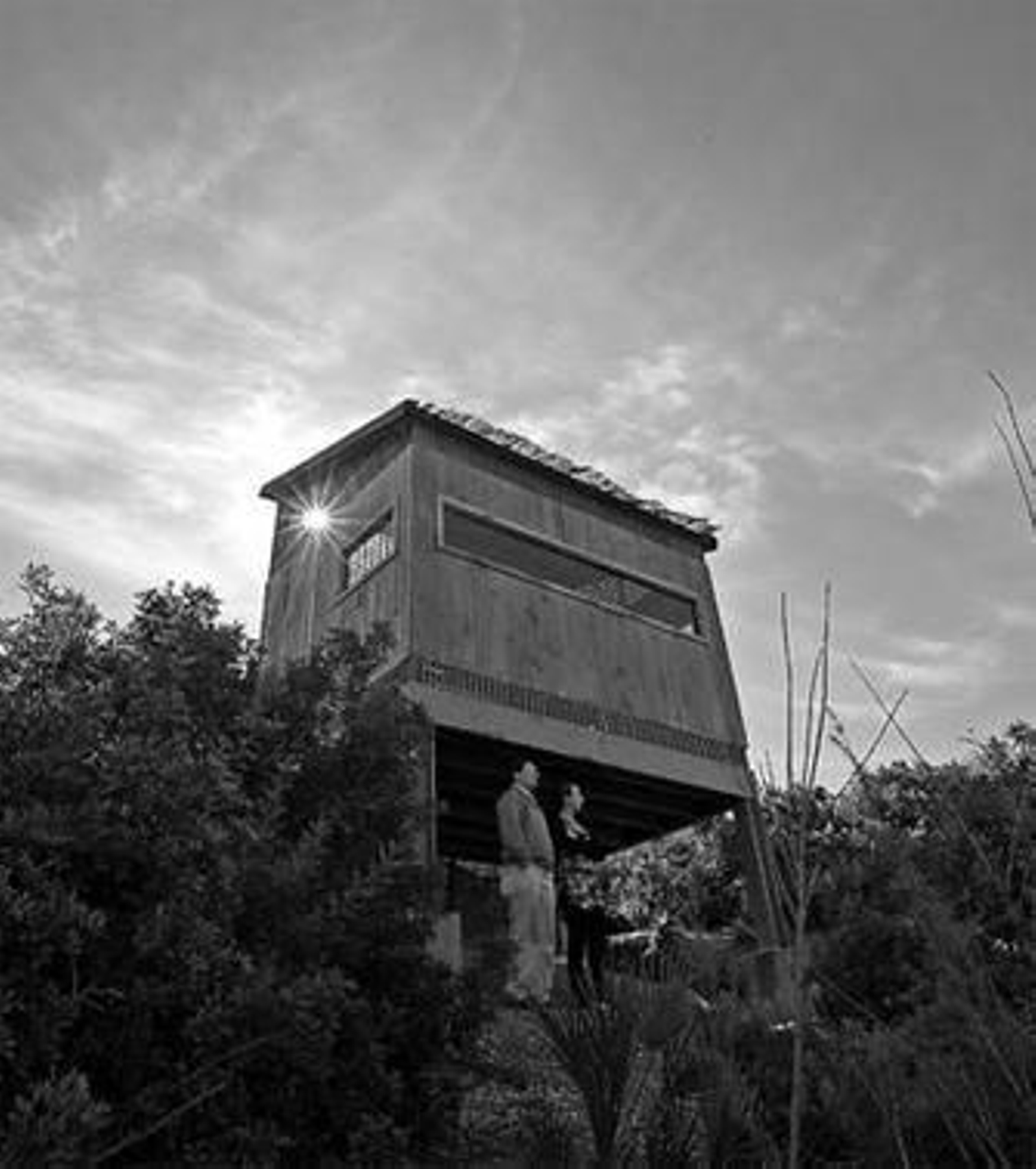 Dos personas, a los pies del observatorio de la laguna.
