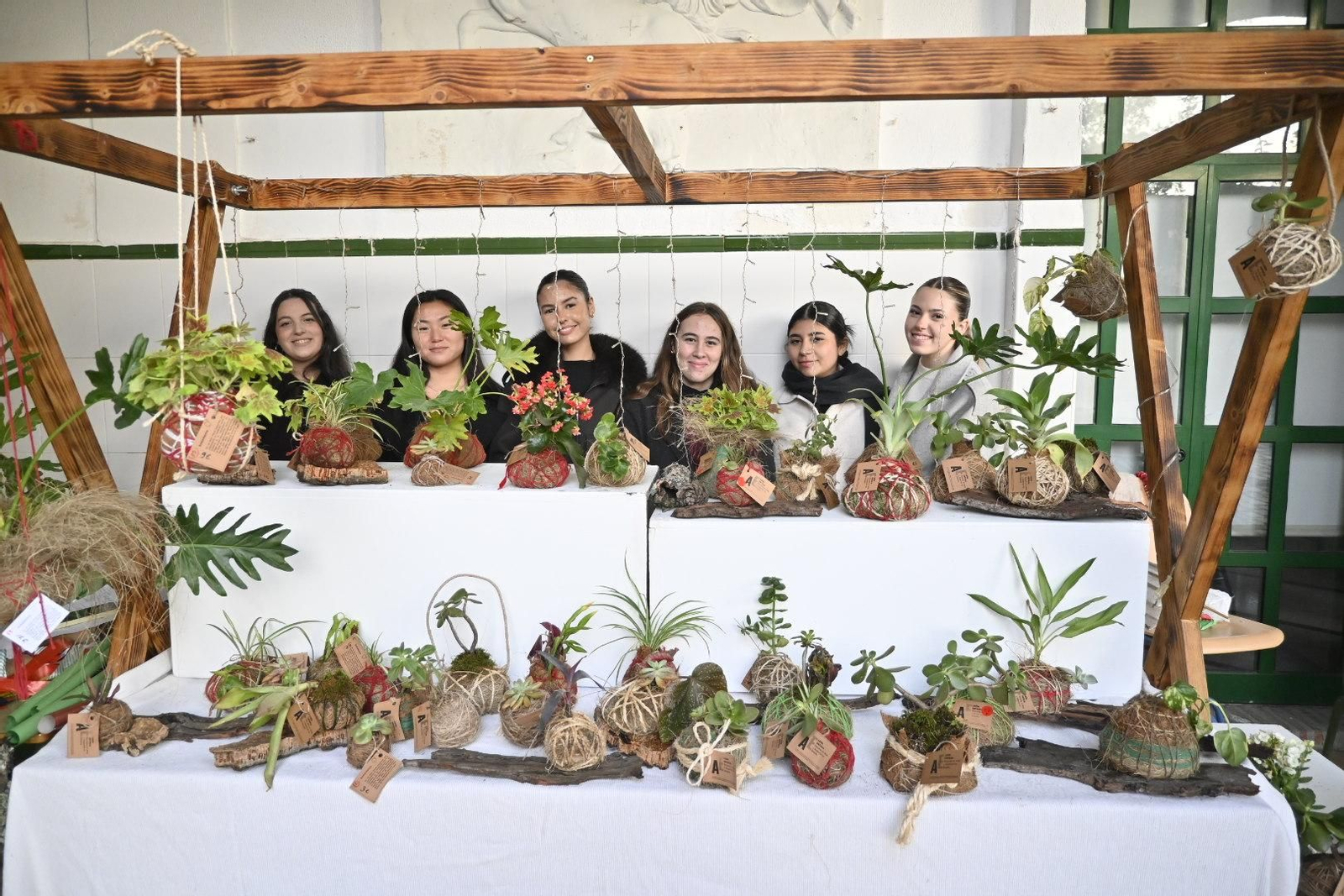 Imágenes del tradicional mercadillo de navidad de la escuela de arte León Ortega
