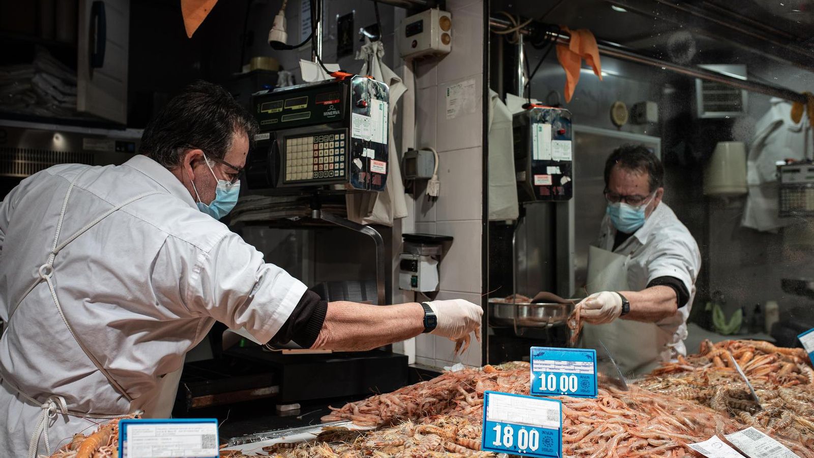 Julio Peguero en su punto de venta de marisco, siempre protagonista.