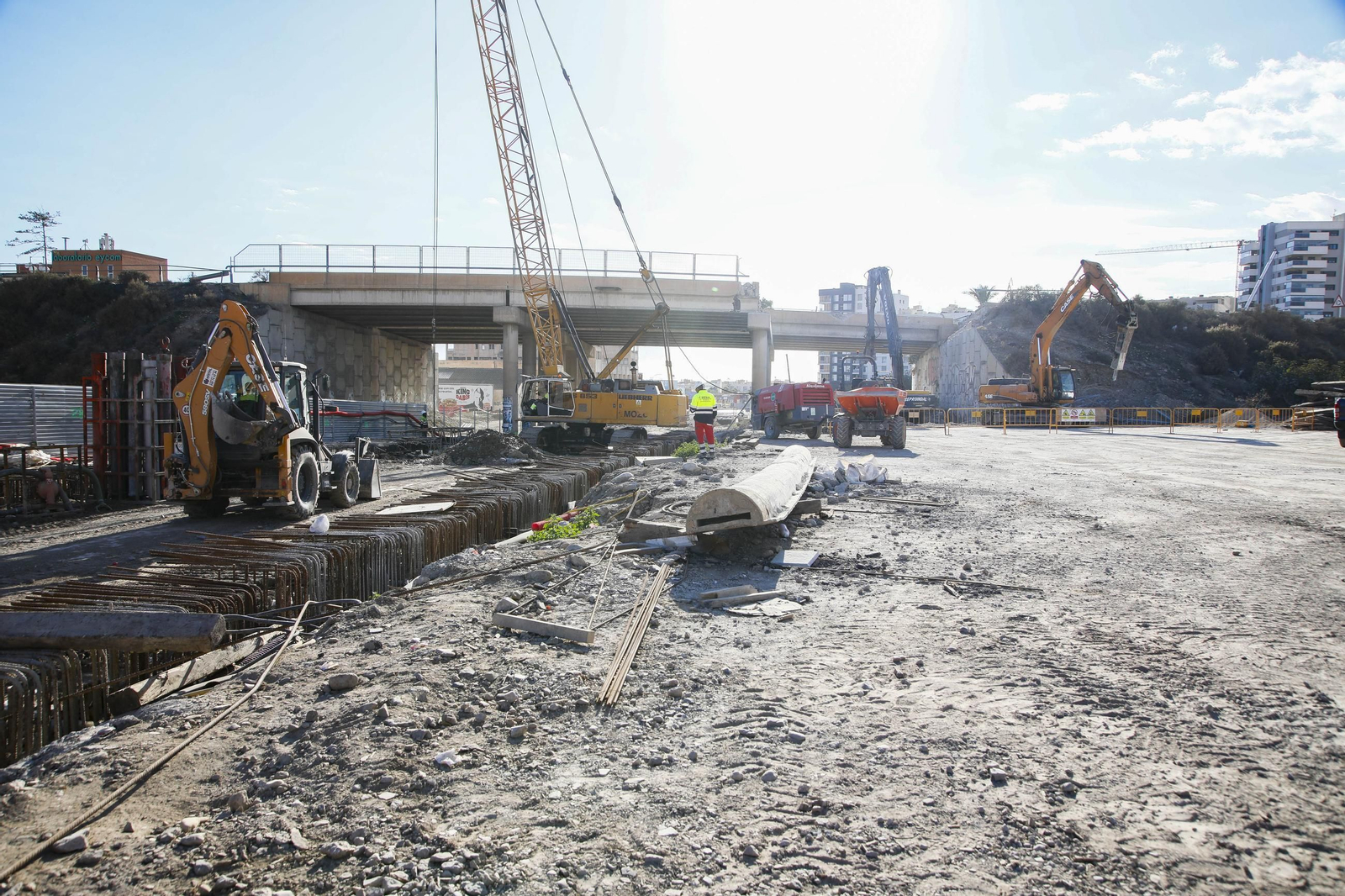 Las mejores imágenes del derribo en el puente de la autovía del aeropuerto y el túnel de La Goleta