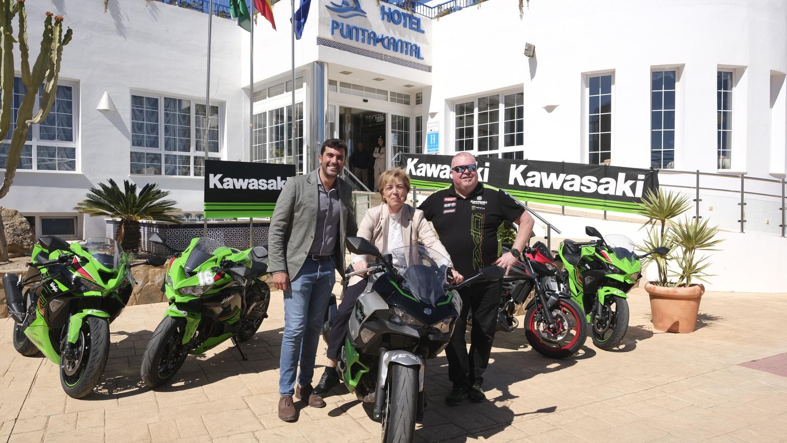 Francisco García, alcalde de Mojácar y Kevin Heali,  junto a la dueña  del Hotel Punta del Cantal, Rosa Flores.