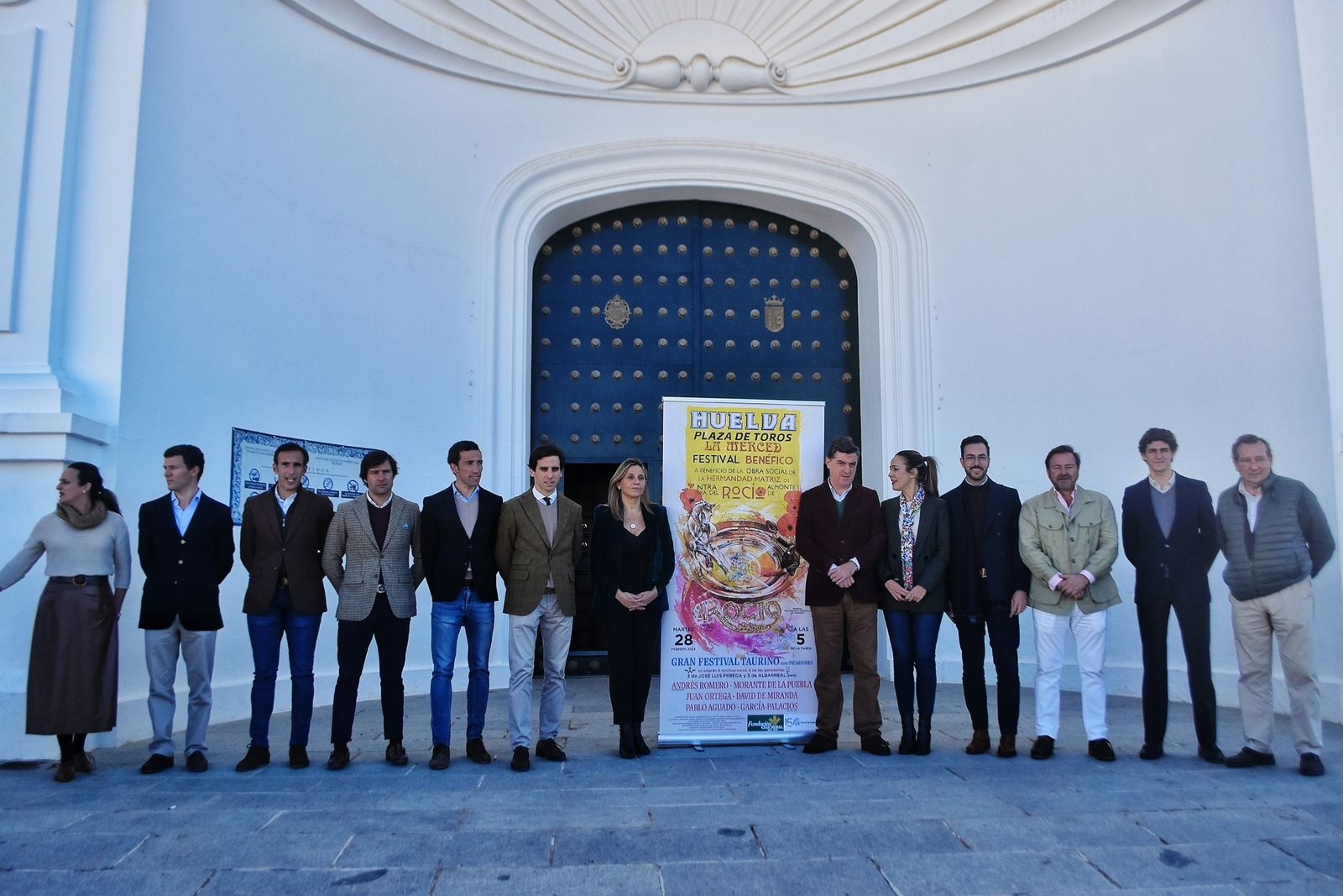 Presentación del festival taurino en las puertas de la ermita rociera.
