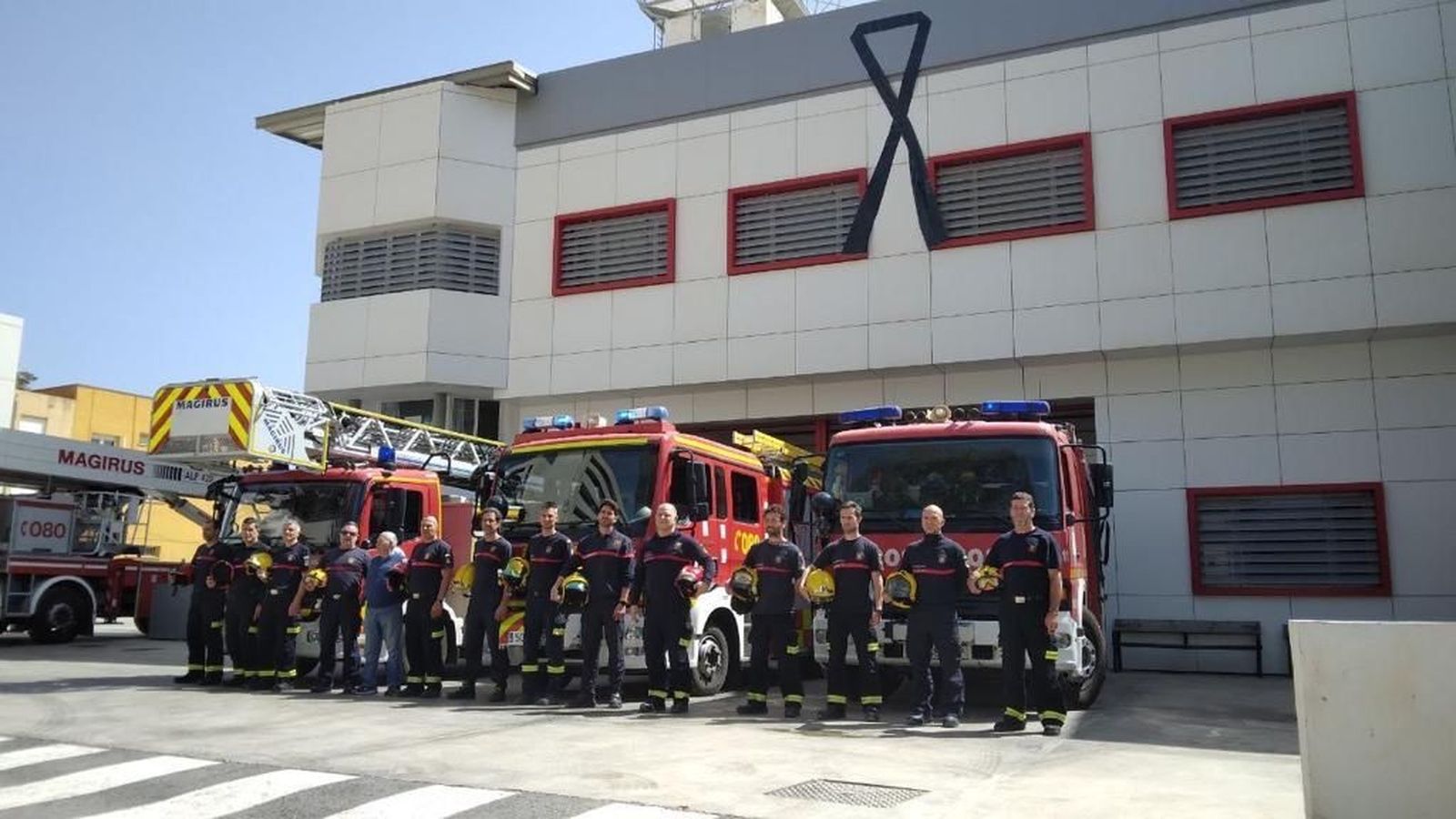 Compañeros en señal de luto por la muerte de César Quevedo.
