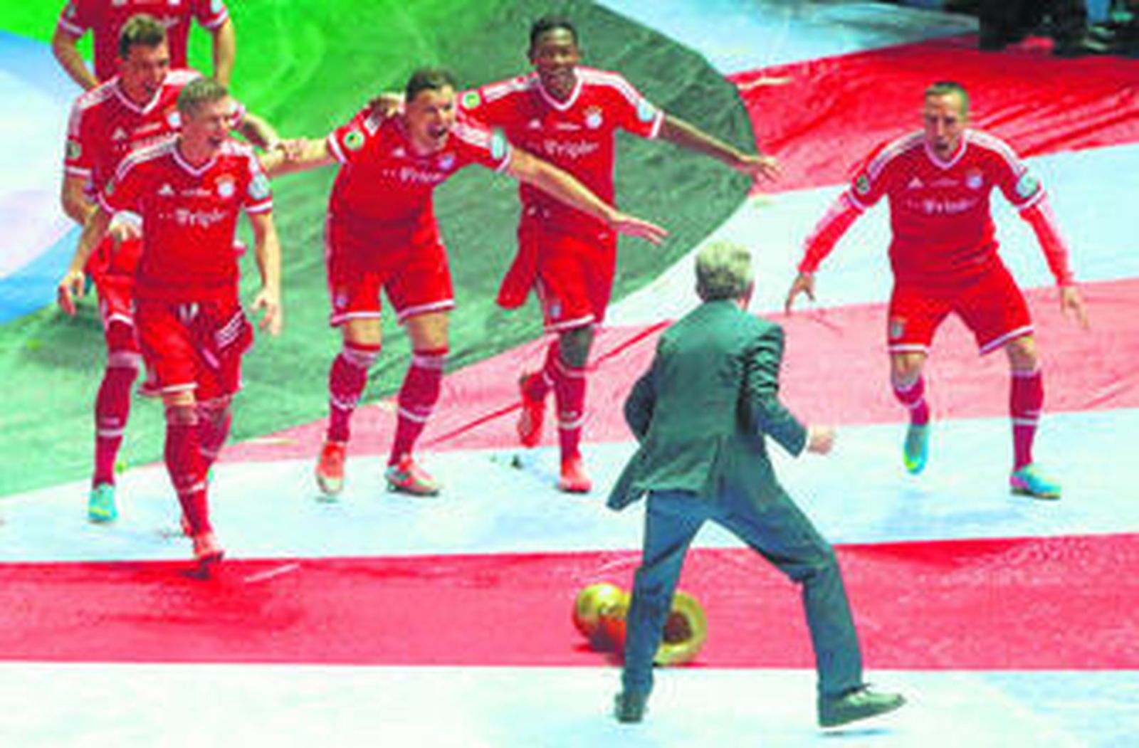 Los jugadores del Bayern Múnich celebran con Jupp Heynckes el triunfo logrado en la final copera.