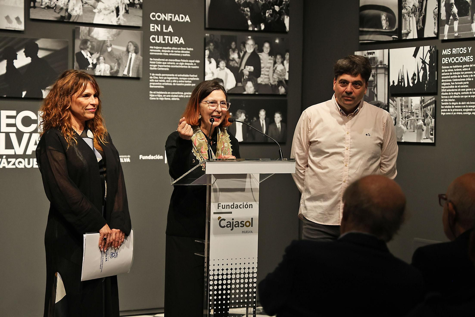 Inauguración la exposición 'Noventa Veces Huelva', una selección de fotografías de fotoperiodista Miguel Vázquez
