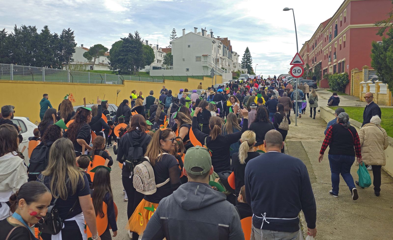 El pasacalles de carnaval del CEIP San García de Algeciras, en imágenes