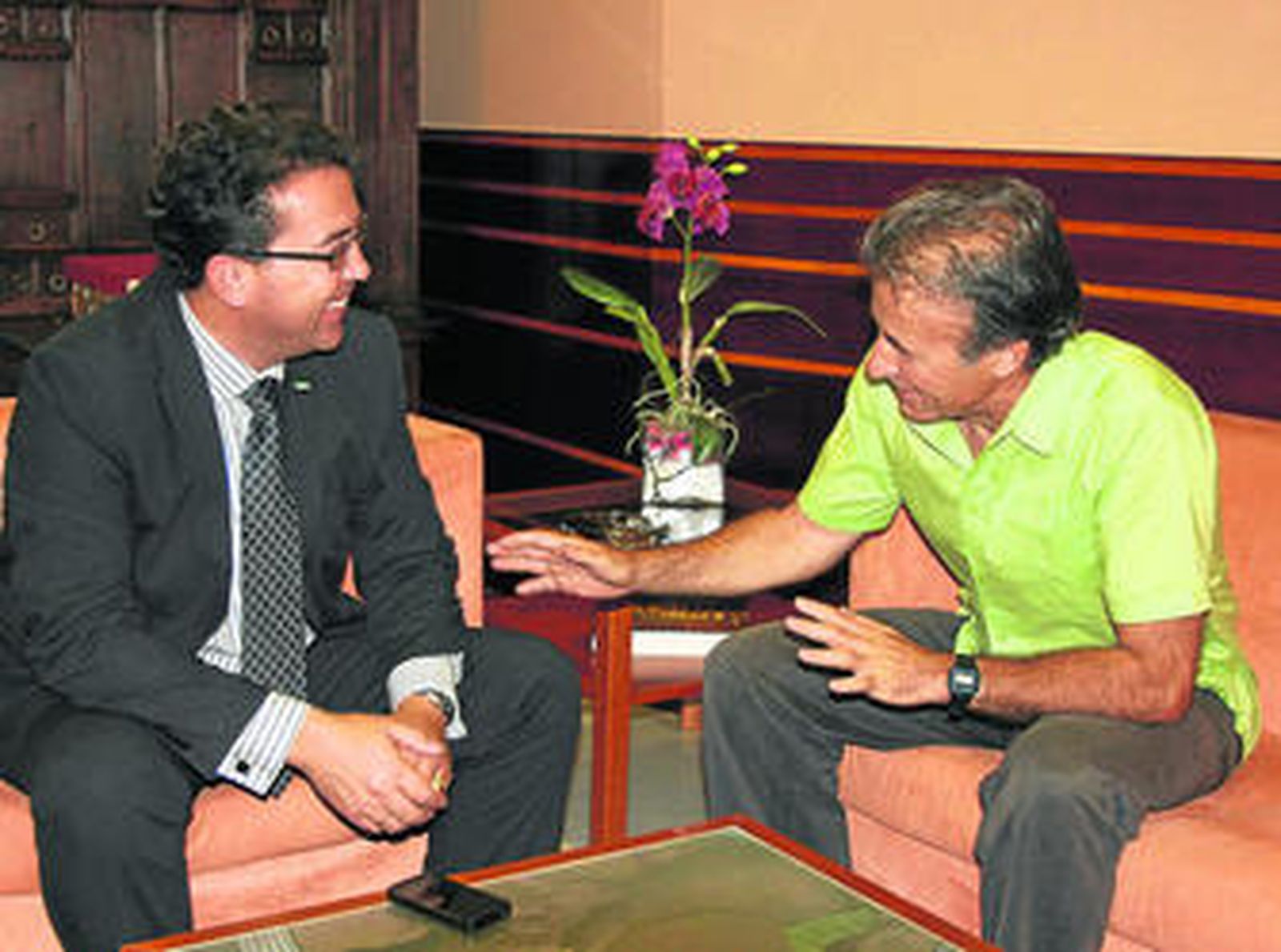 El presidente de la Asamblea (izqda.) y el líder de IU de Extremadura, Pedro Escobar, reunidos ayer.