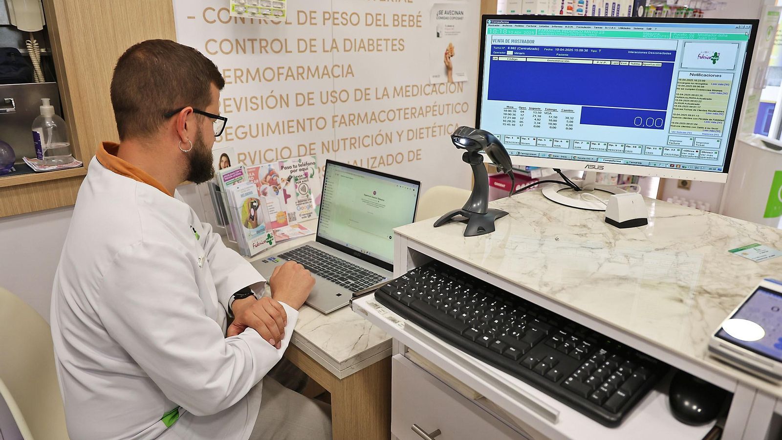 Cristóbal Abrio en su puesto de trabajo.