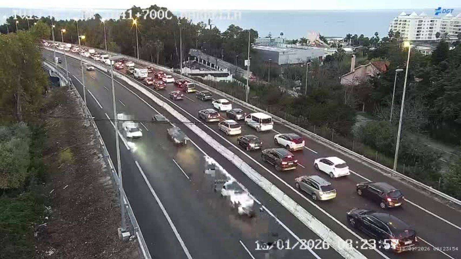 Retención causada por el accidente en la zona de Las Chapas, en Marbella.