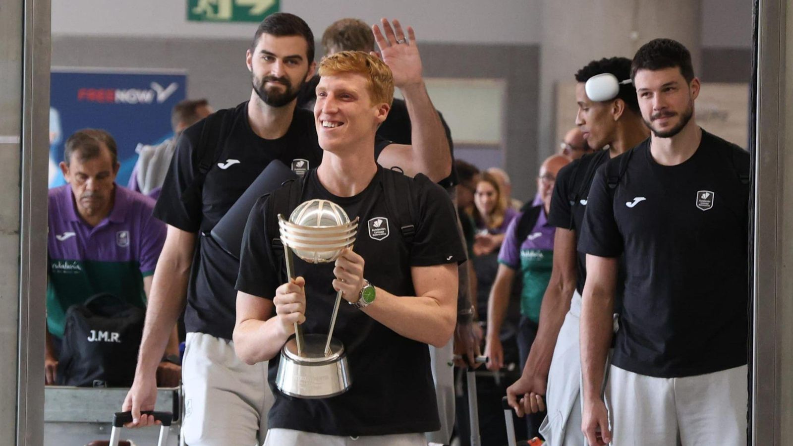 Alberto Díaz con la Copa en mano a la llegada. Alberto Díaz con la Copa en mano a la llegada.