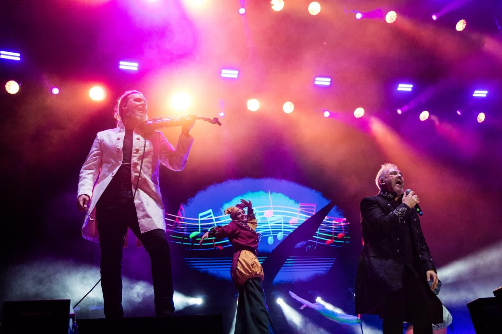 Narci Lara, al violín, y el vocalista, junto a una de las malabaristas de Apatazanca.