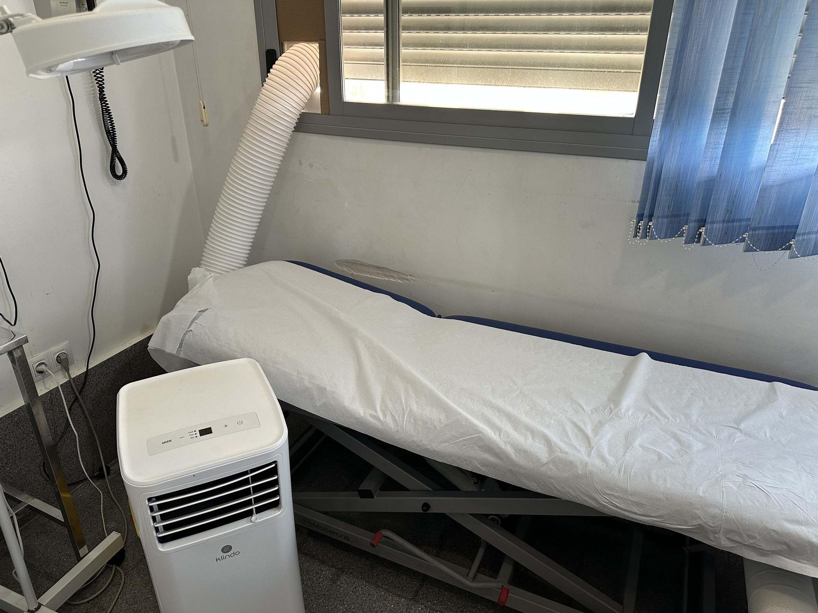 Los aparatos portátiles de aire acondicionado donados hace varios años por el Ayuntamiento no funcionan y no están adaptados a las consultas