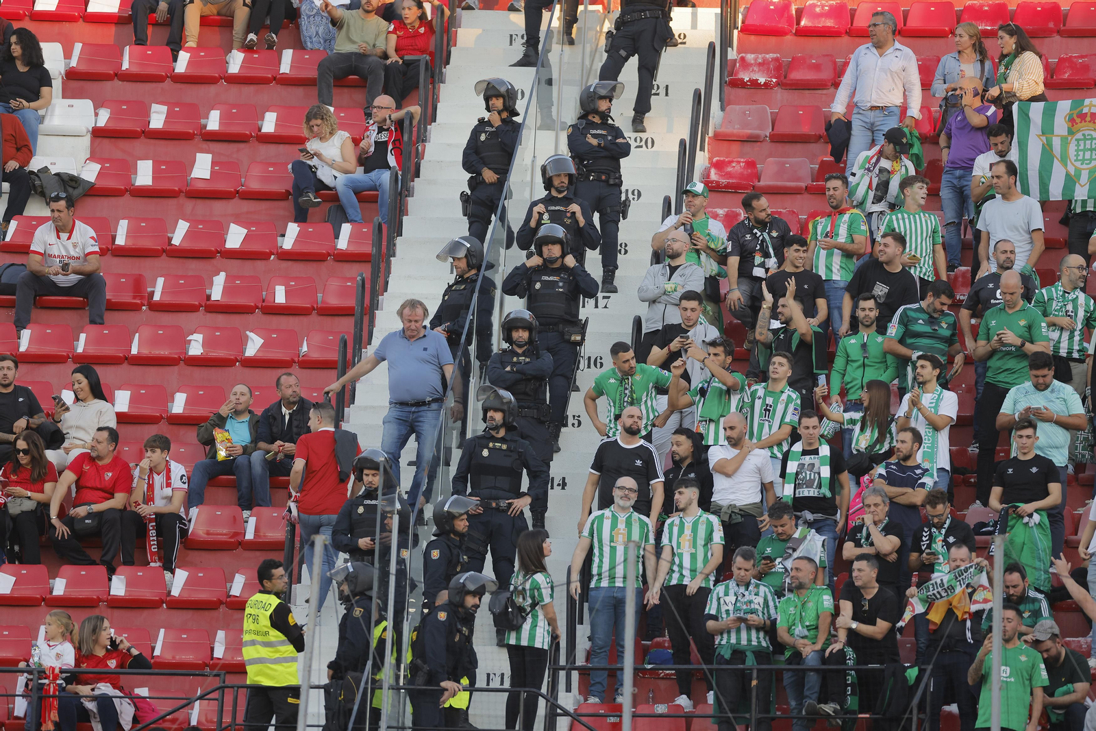 Búscate en las fotos del Sevilla-Betis