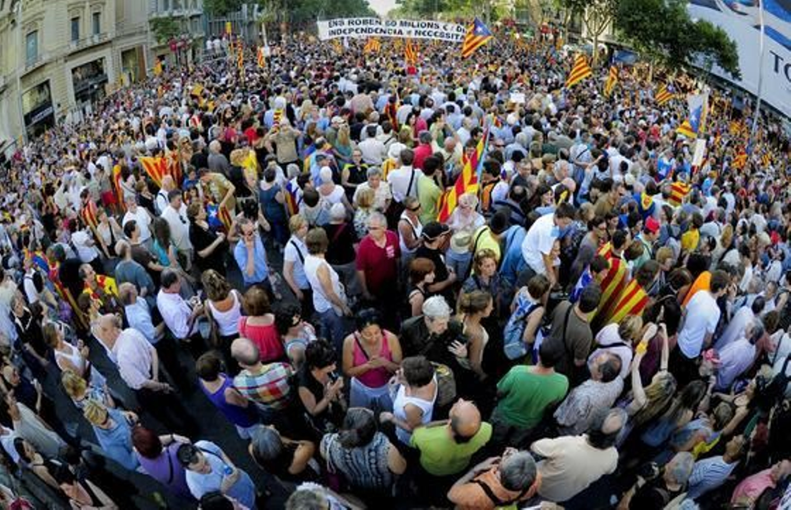 Más de un millón de personas marchan por las calles de Barcelona para protestar contra la sentencia del 'Estatut'. / AFP