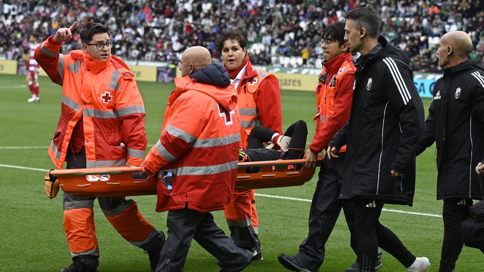 Luca Zidane se marcha en camilla de El Arcángel tras sufrir un fuerte golpe en el tramo final del Córdoba CF - Granada.