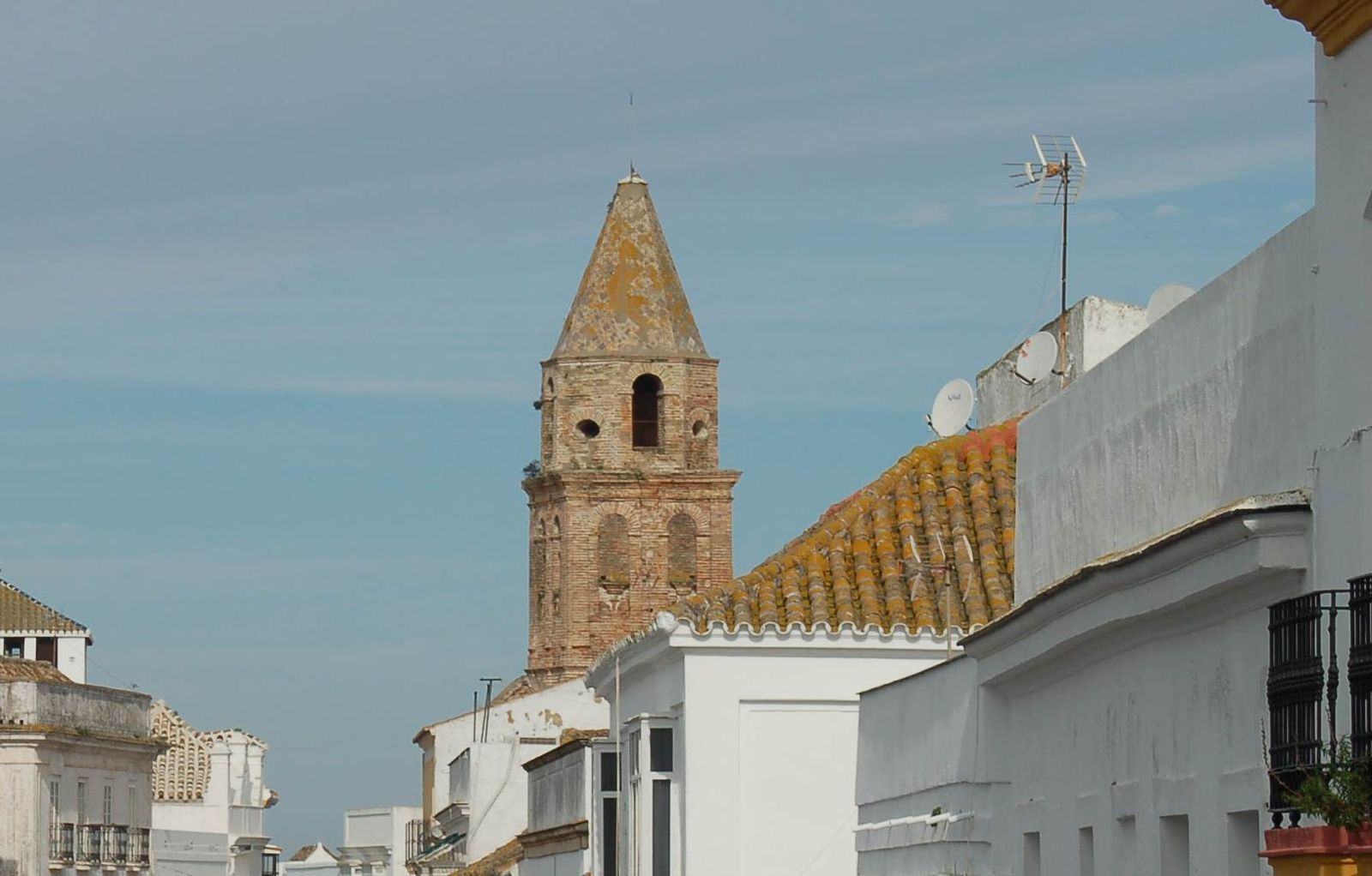 El paso de los años se hace palpable en el estado de conservación de la torre de esta iglesia.