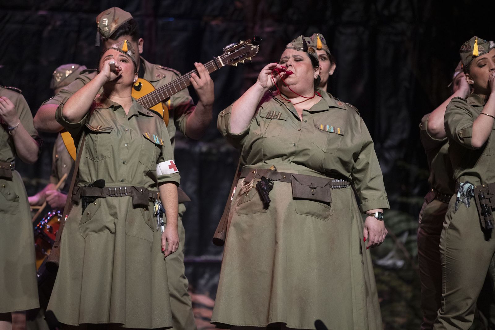 Imágenes de la actuación de la comparsa de Punta Umbría 'Las intrépidas' en el Carnaval Colombino