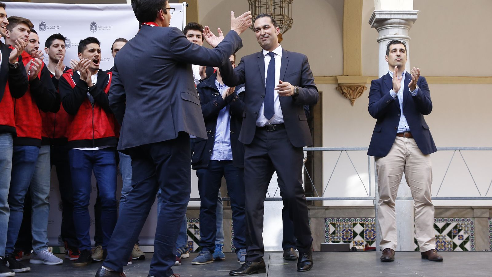 Francisco Cuenca y Óscar Fernández se saludan tras el ascenso la pasada temporada.