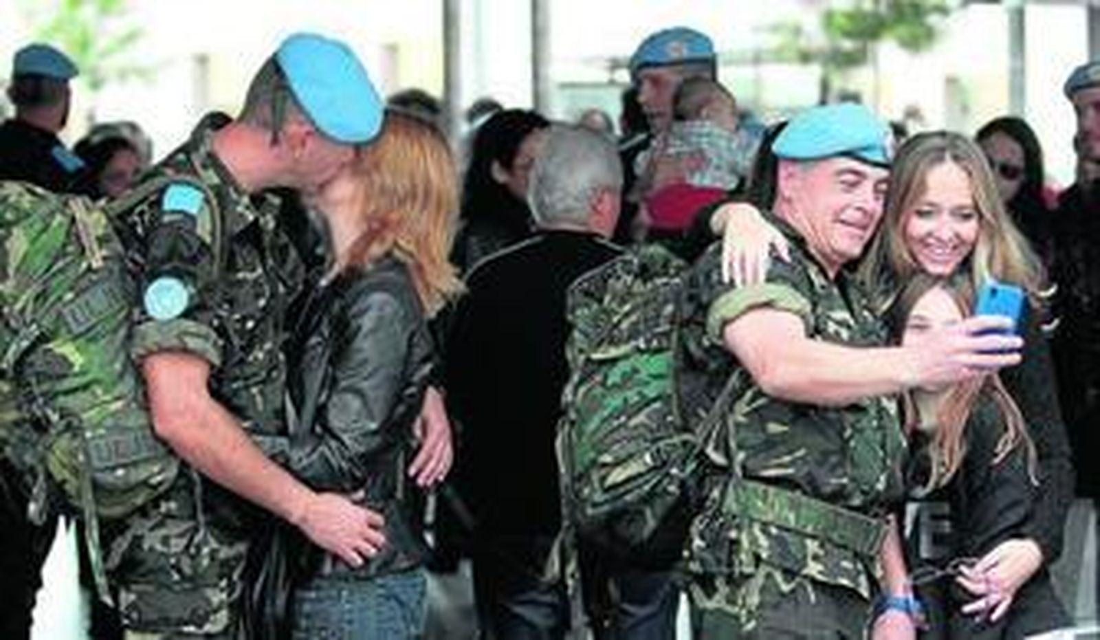 Los soldados se despiden de sus familiares, el pasado mes de noviembre en la estación de autobuses.
