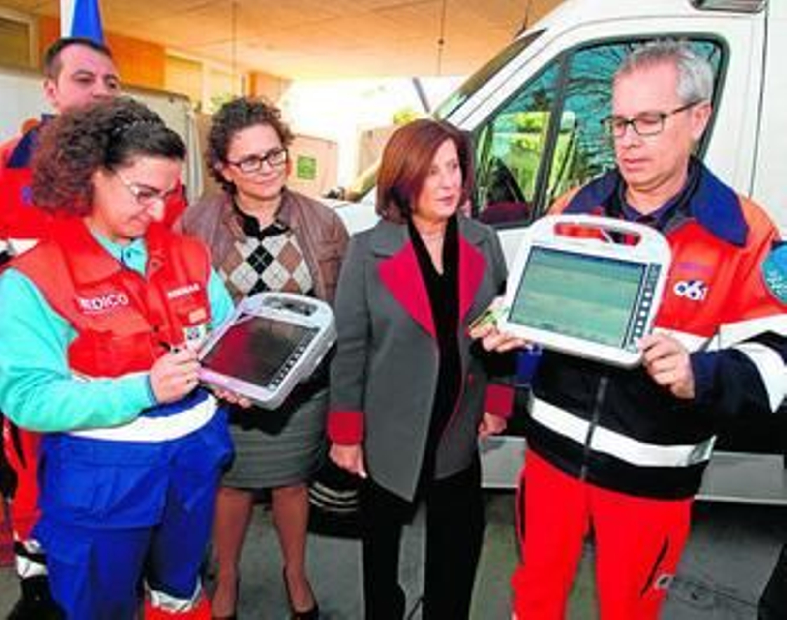 Sanitarios del 061 explican el funcionamiento de las 'tablets', junto a Francisca Díaz y María José Sánchez Rubio.
