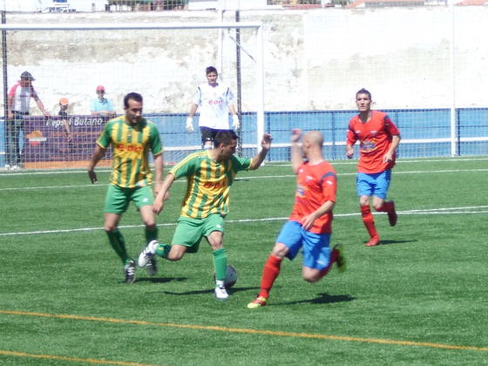 Los barreños, que enlazan cuatro jornadas sin perder, arrancan un punto en Peñarroya y aplazan el descenso al caer el Marinaleda./Fotos:Ernesto Mauris

Foto: Ernesto Mauris