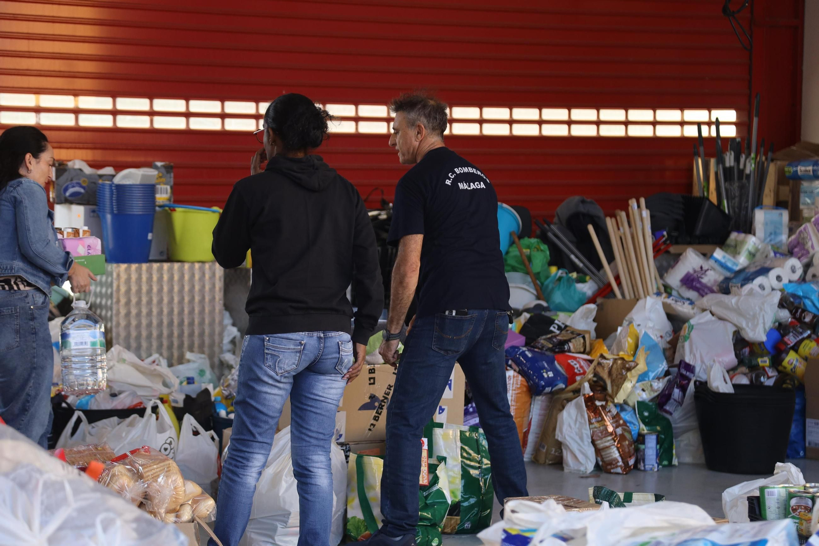 Donaciones en los parques de bomberos de Málaga para Valencia
