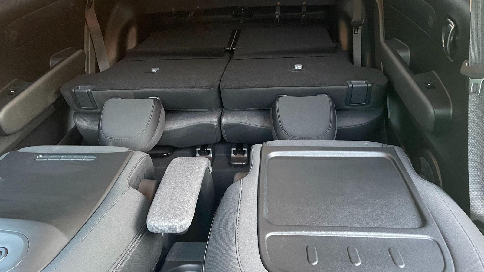 Abatiendo todos los respaldos hacia adelante, el interior del Inster permite un pernocta confortable de dos personas si se le dota de los correspondientes colchones.