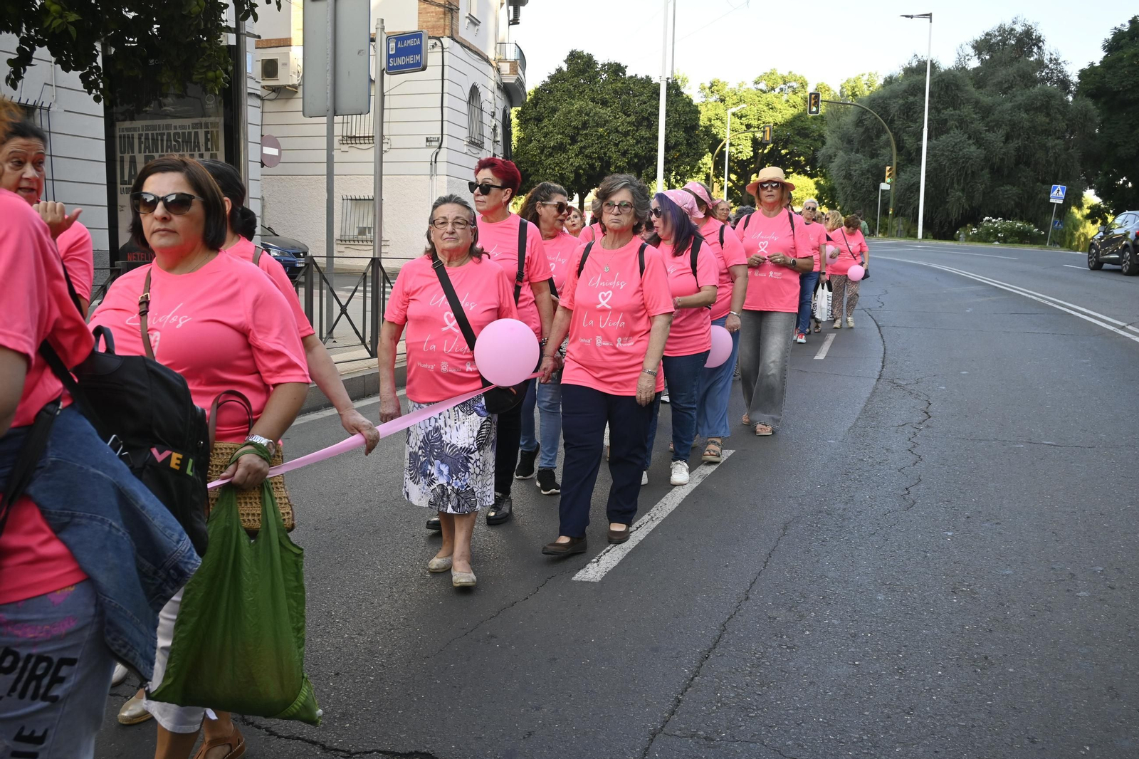 Cadena humana del día internacional del cáncer de mama