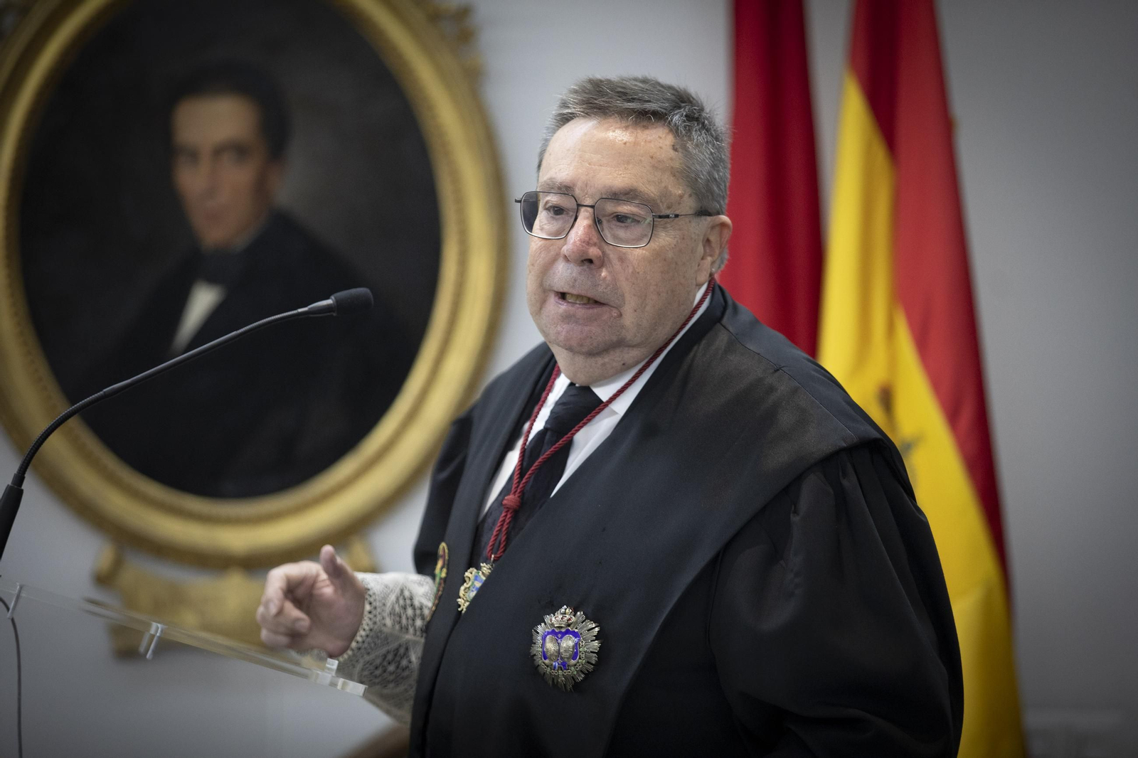 Botones de oro y lazo (15191057).jpg