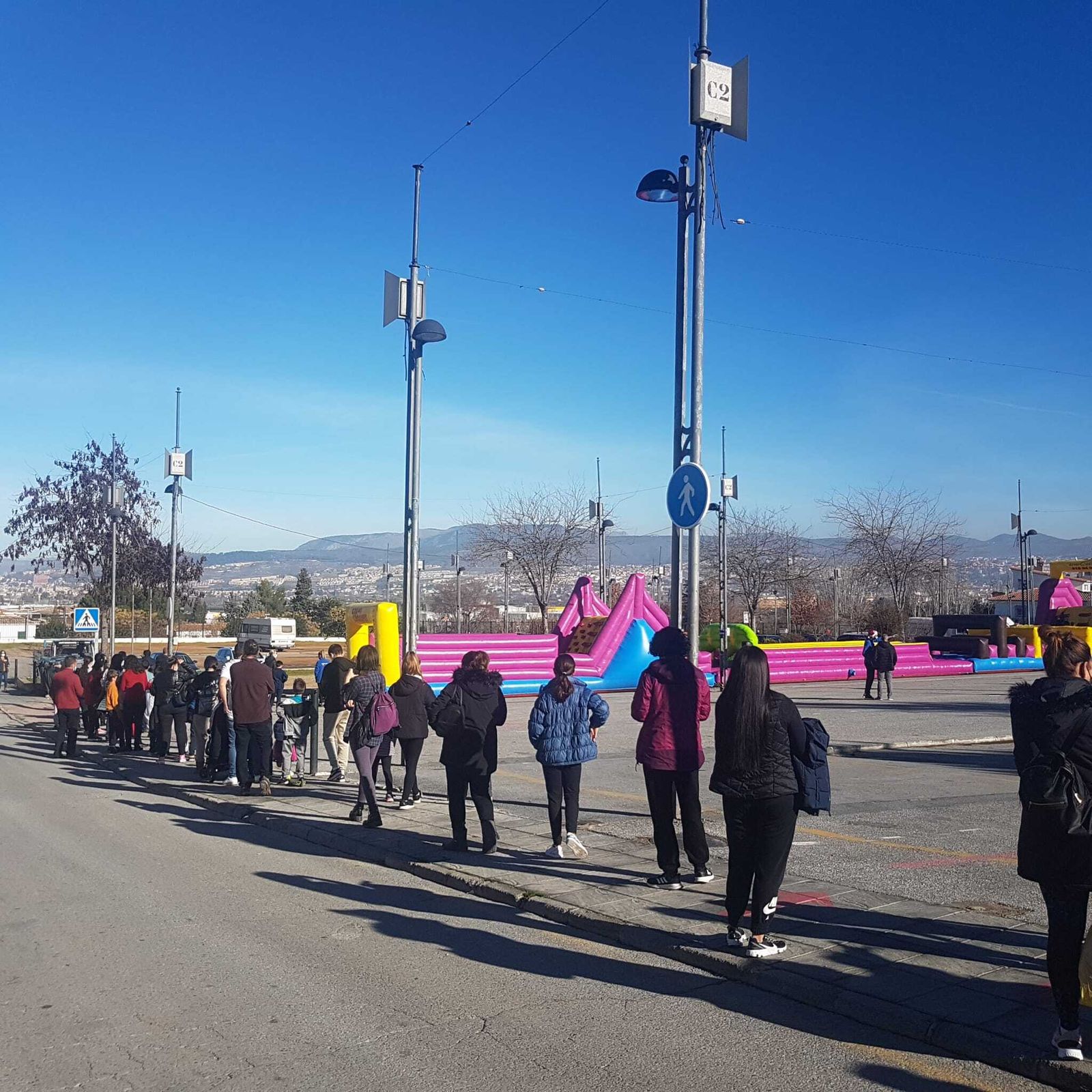 Cola para disfrutar del gran circuito hinchable de La Zubia.