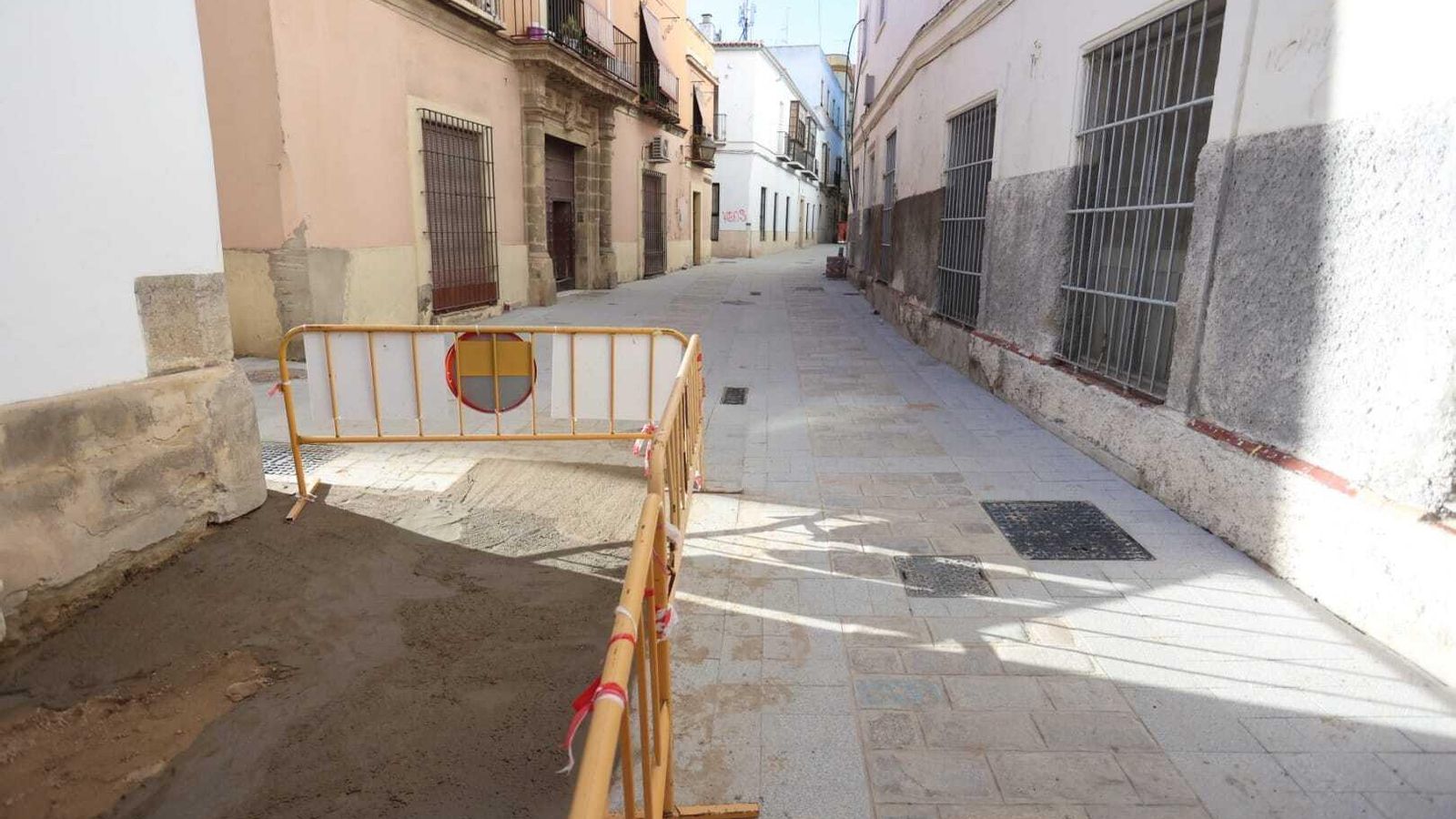 Aún queda pavimento por instalar en la calle Oliva.