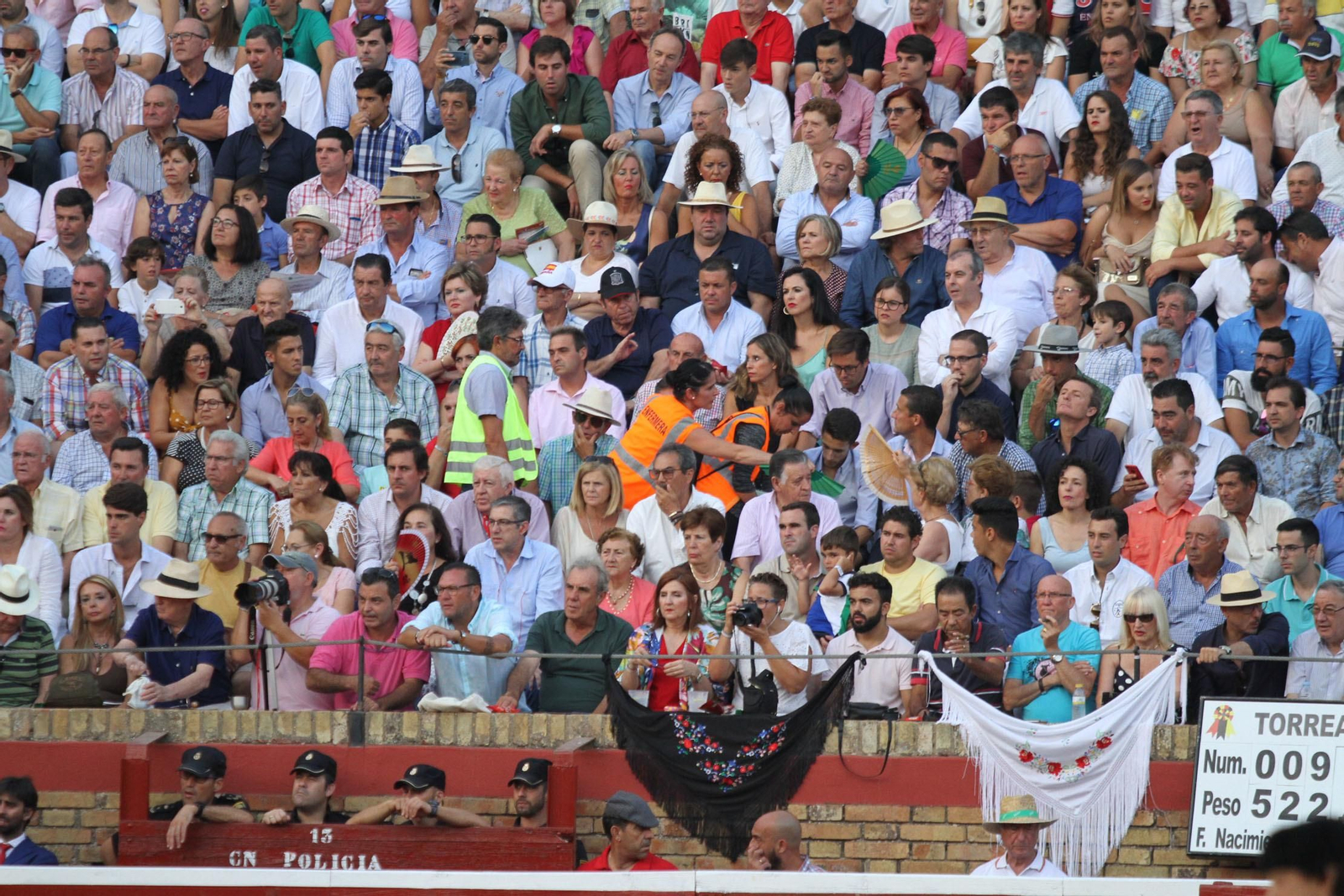 Imágenes de la faena de Miguel Angel Perera en el coso Onubense.