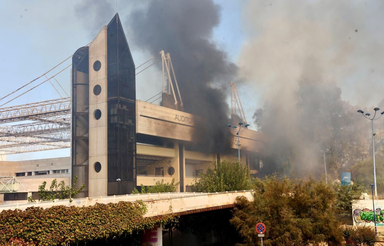 Las imágenes del incendio del auditorio Rocío Jurado