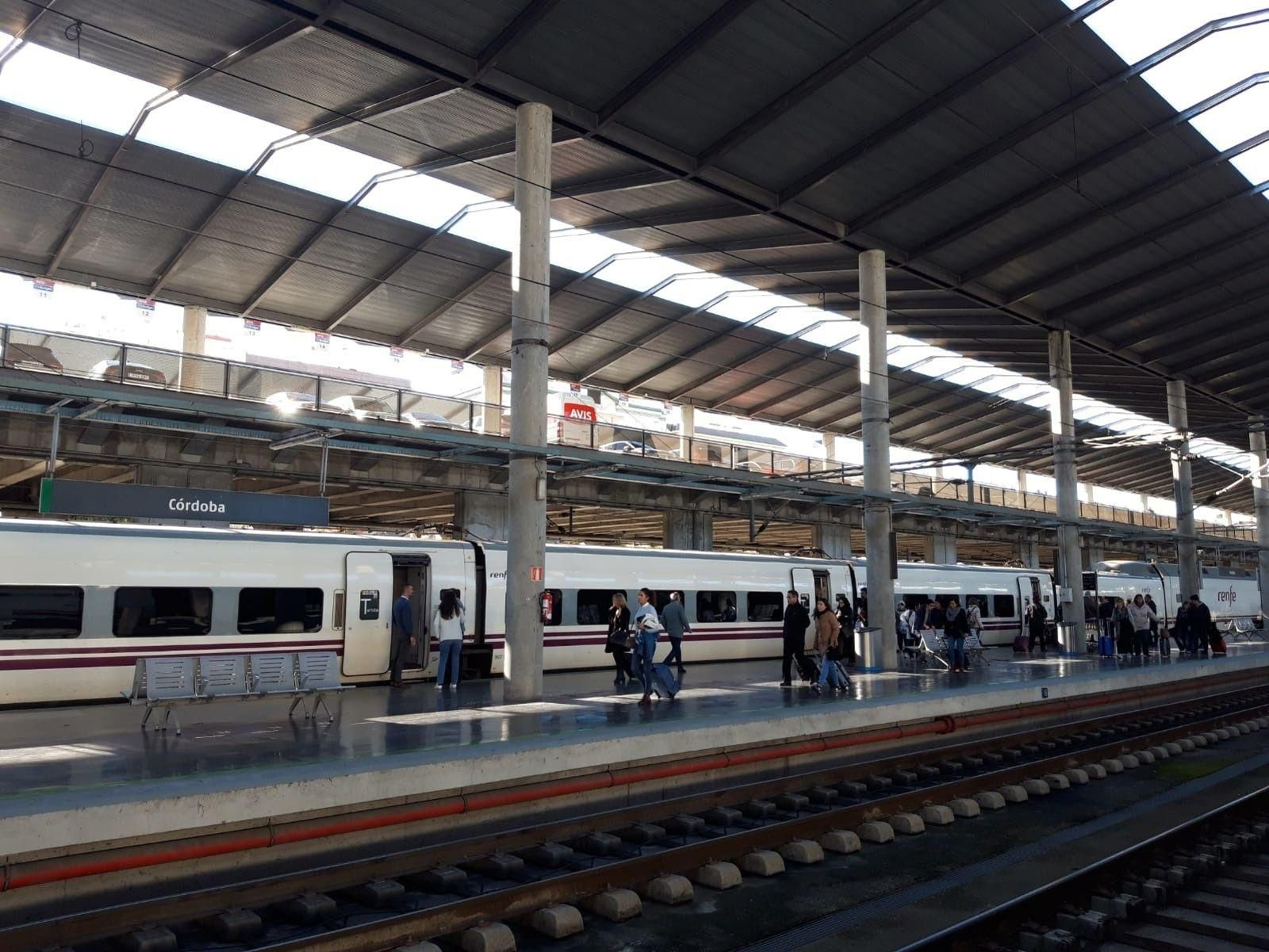 Viajeros en la estación de trenes de Córdoba