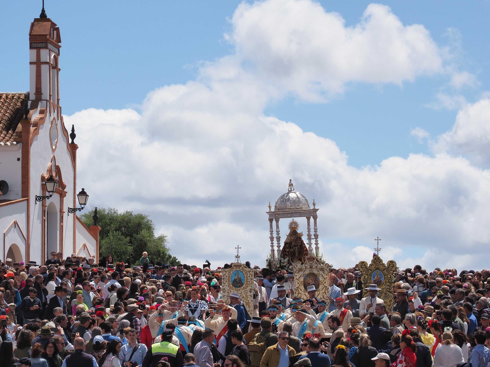 No te pierdas las espectaculares fotografías de la Romería de la Peña, en Puebla de Guzmán