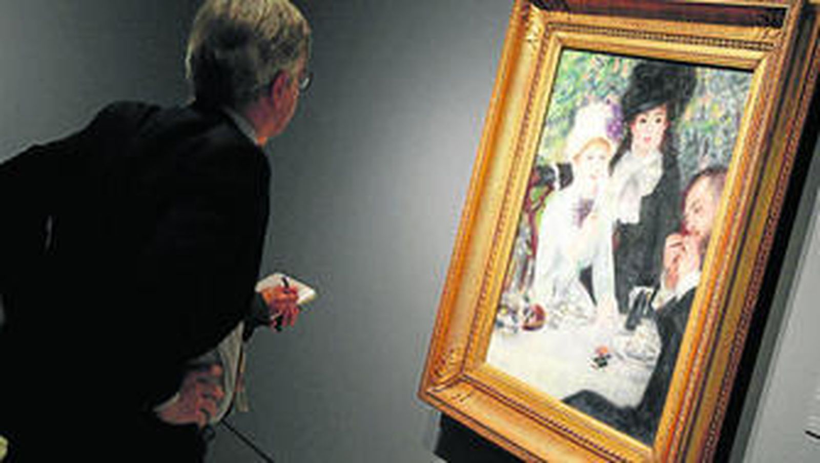 Solana ante el lienzo de Renoir 'Después del almuerzo' (1879), uno de los hitos de la muestra.