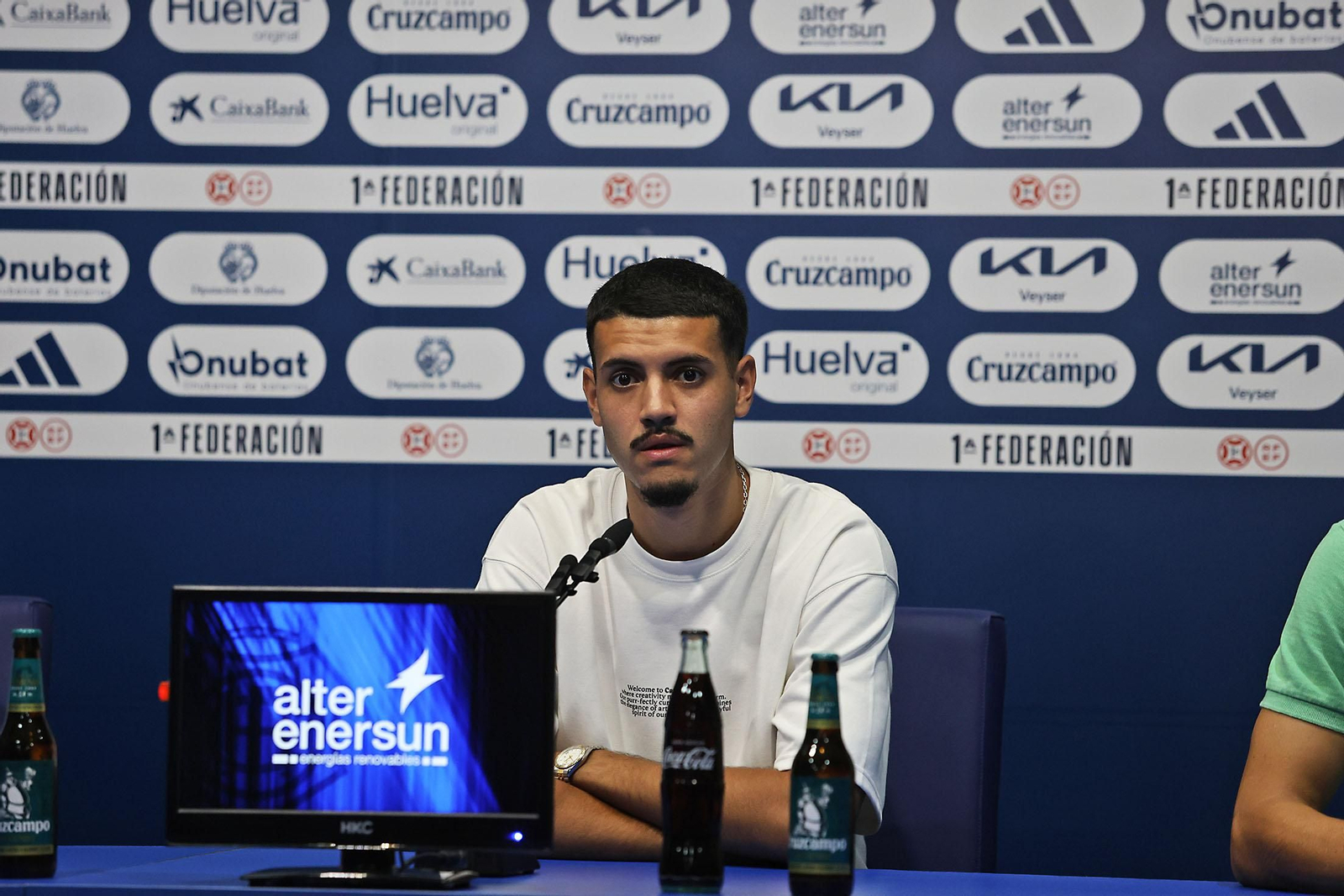 Imágenes de la presentación de Juan Pablo como jugador del Recreativo de Huelva