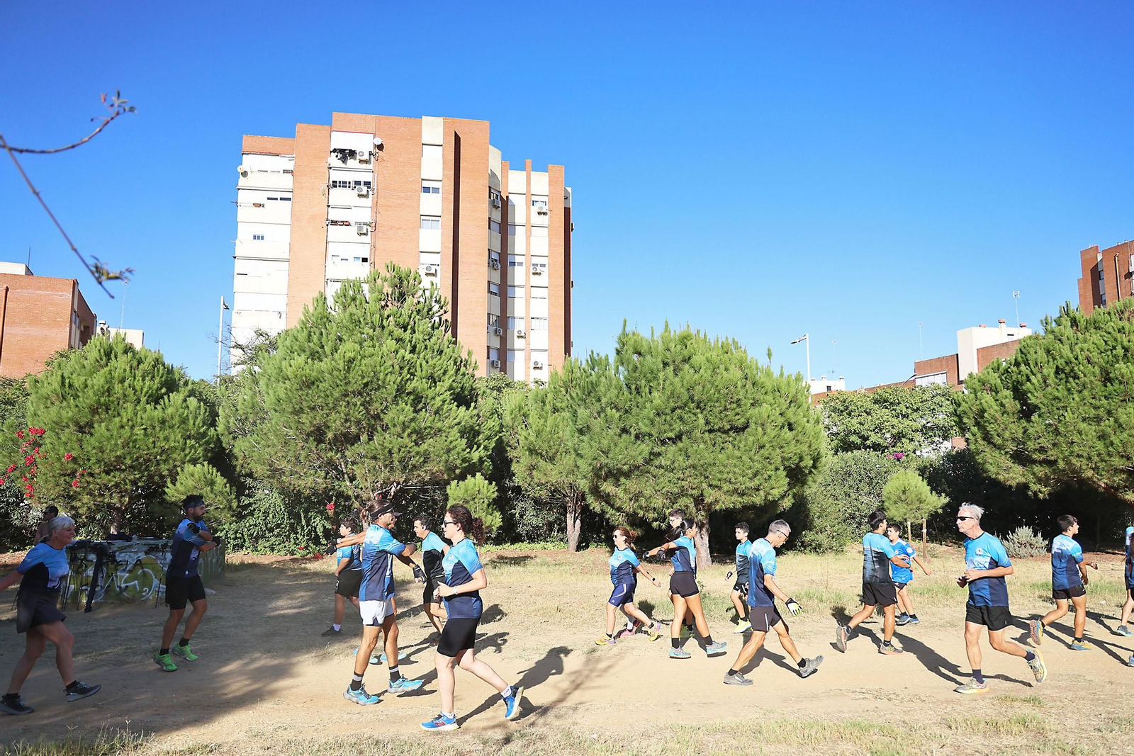 Imágenes de un entrenamiento de marcha nórdica del CD Multideportes