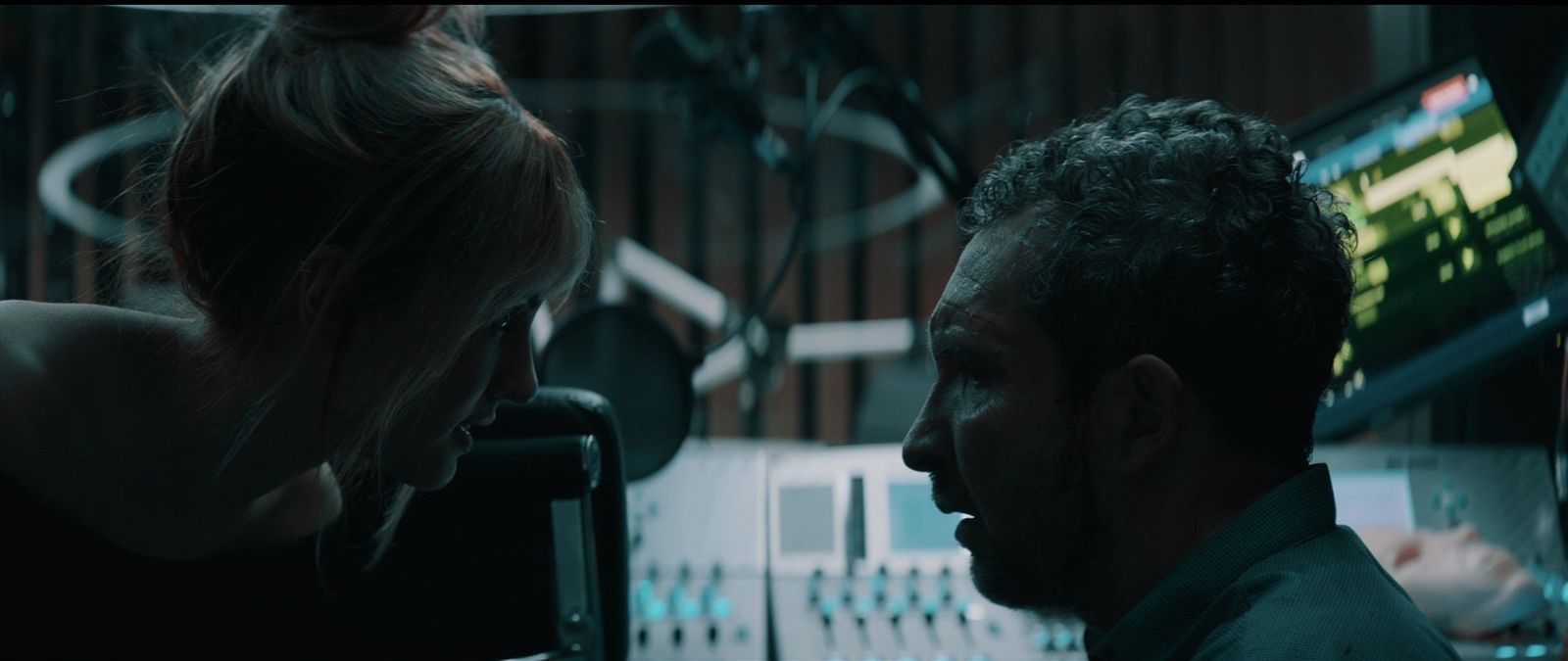 Ivana Baquero y Eddie Marsan en una escena de 'Feedback'.