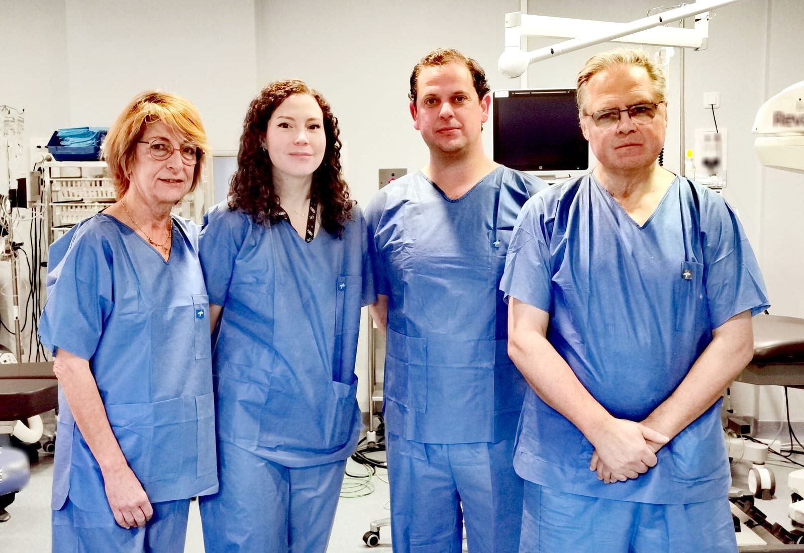 Profesionales de la Unidad de Córnea, Superficie Ocular y Trasplantes de Córnea junto al jefe de servicio de Oftalmología, Jesús Hernández-Barahona.
