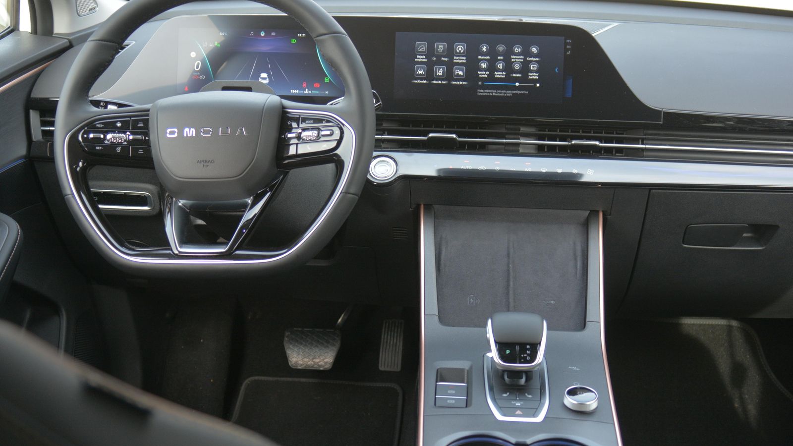 Los controles para la climatización se integran en el salpicadero, bajo las salidas de aire centrales.