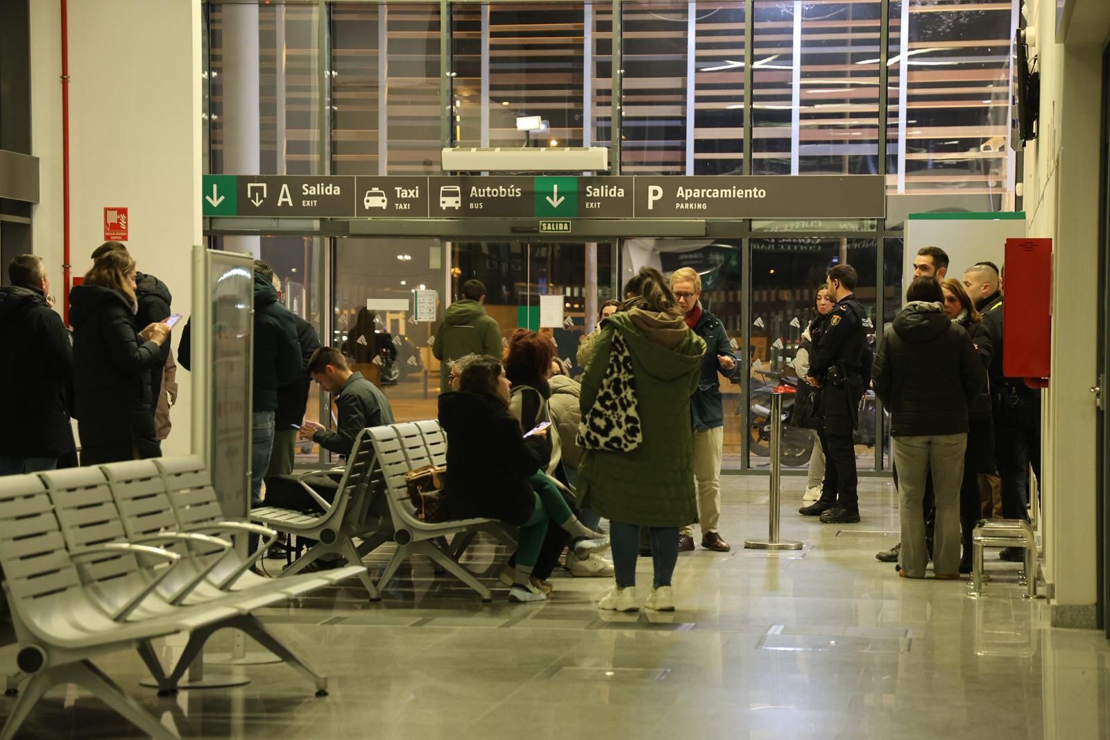 Familiares, autoridades y personal de Renfe se encuentran en la estación de Huelva a la espera de más noticias.