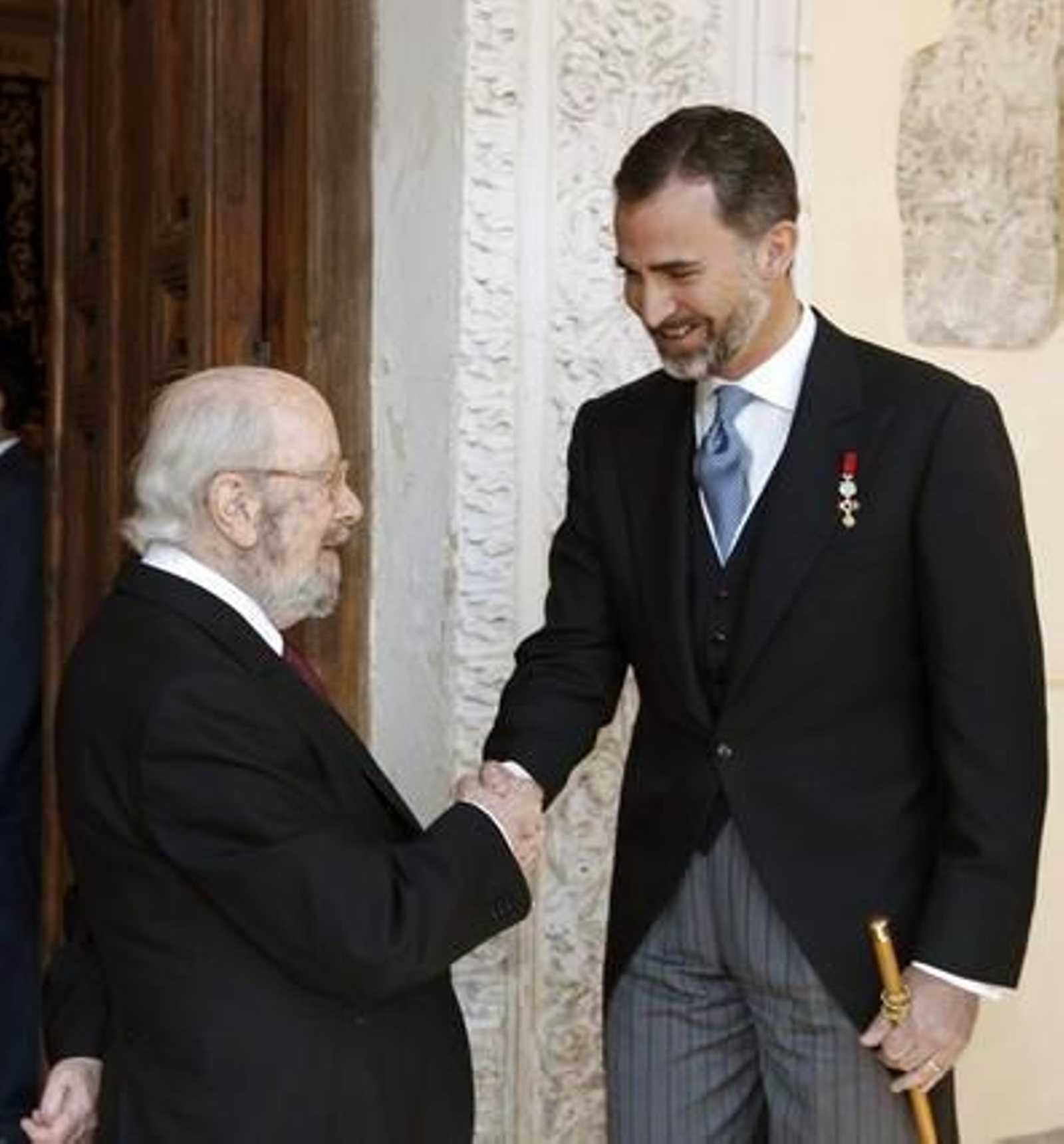 Caballero Bonald saluda al Príncipe Felipe. / EFE