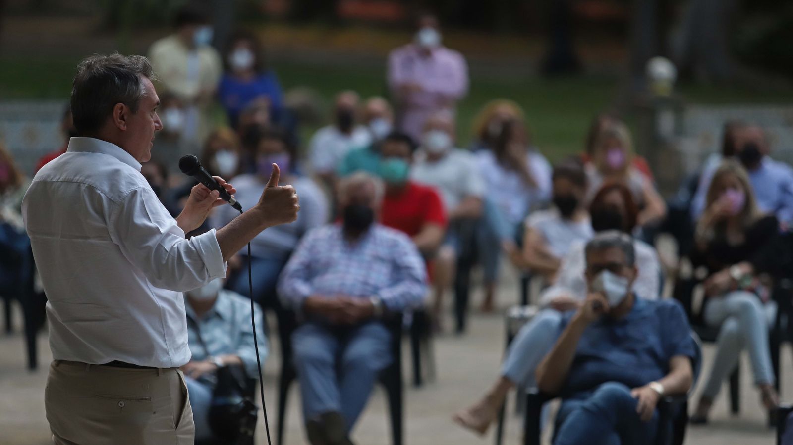 Fotos de Juan Espadas con simpatizantes del Psoe en Algeciras