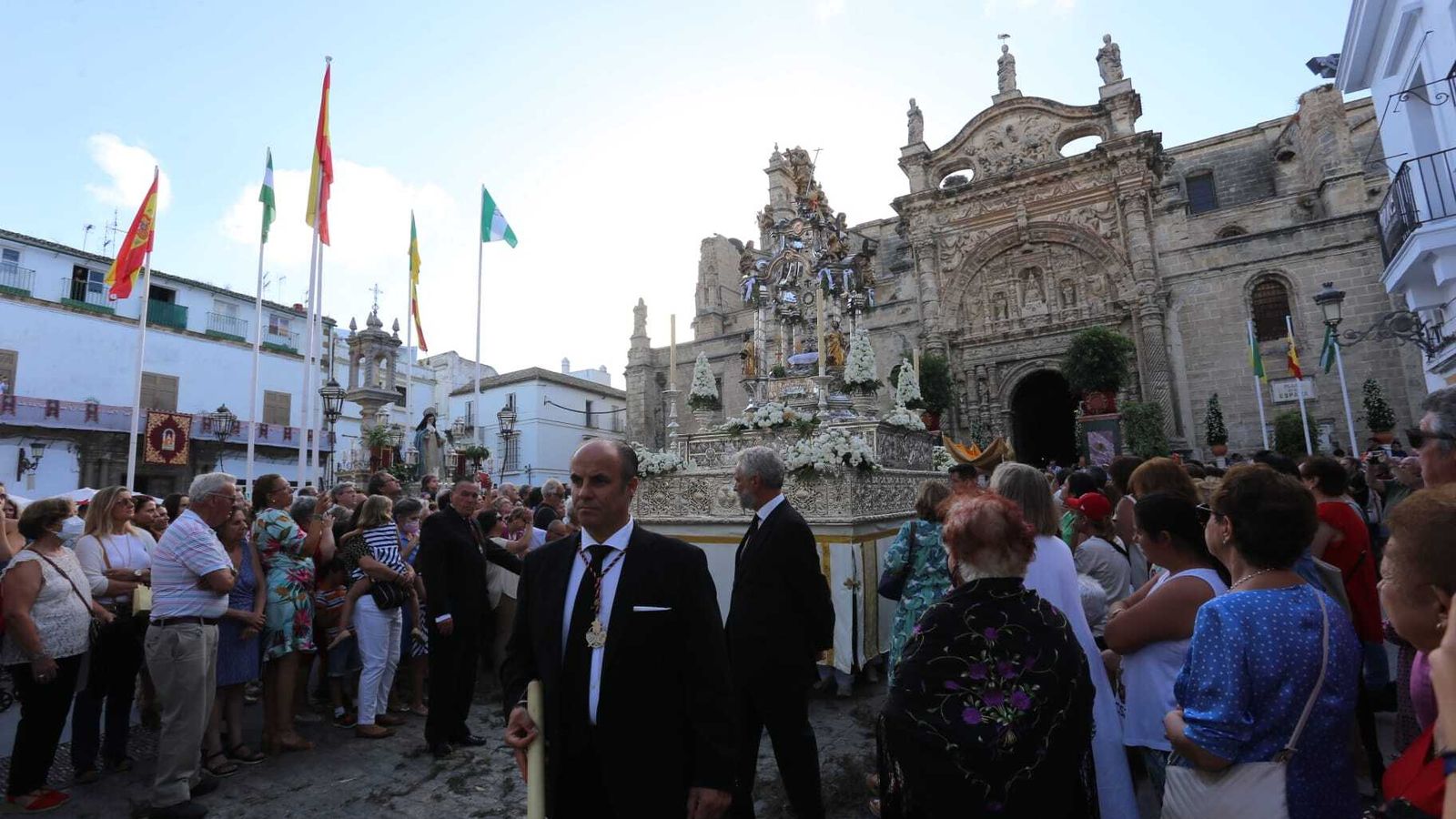 Numeroso Público aguardaba en la Plaza de España la salida de la procesión tras dos años sin celebrarse.
