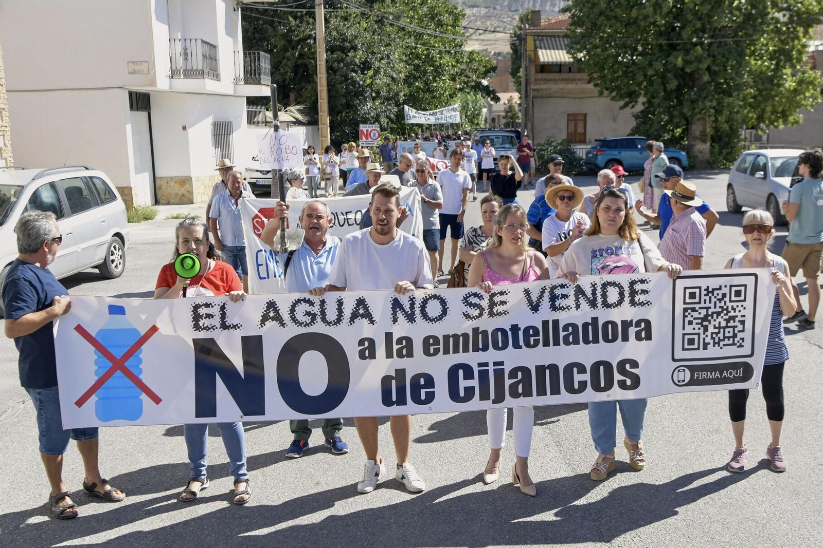 Así se han manifestado por las calles de Padul en contra de la embotelladora de Cijancos